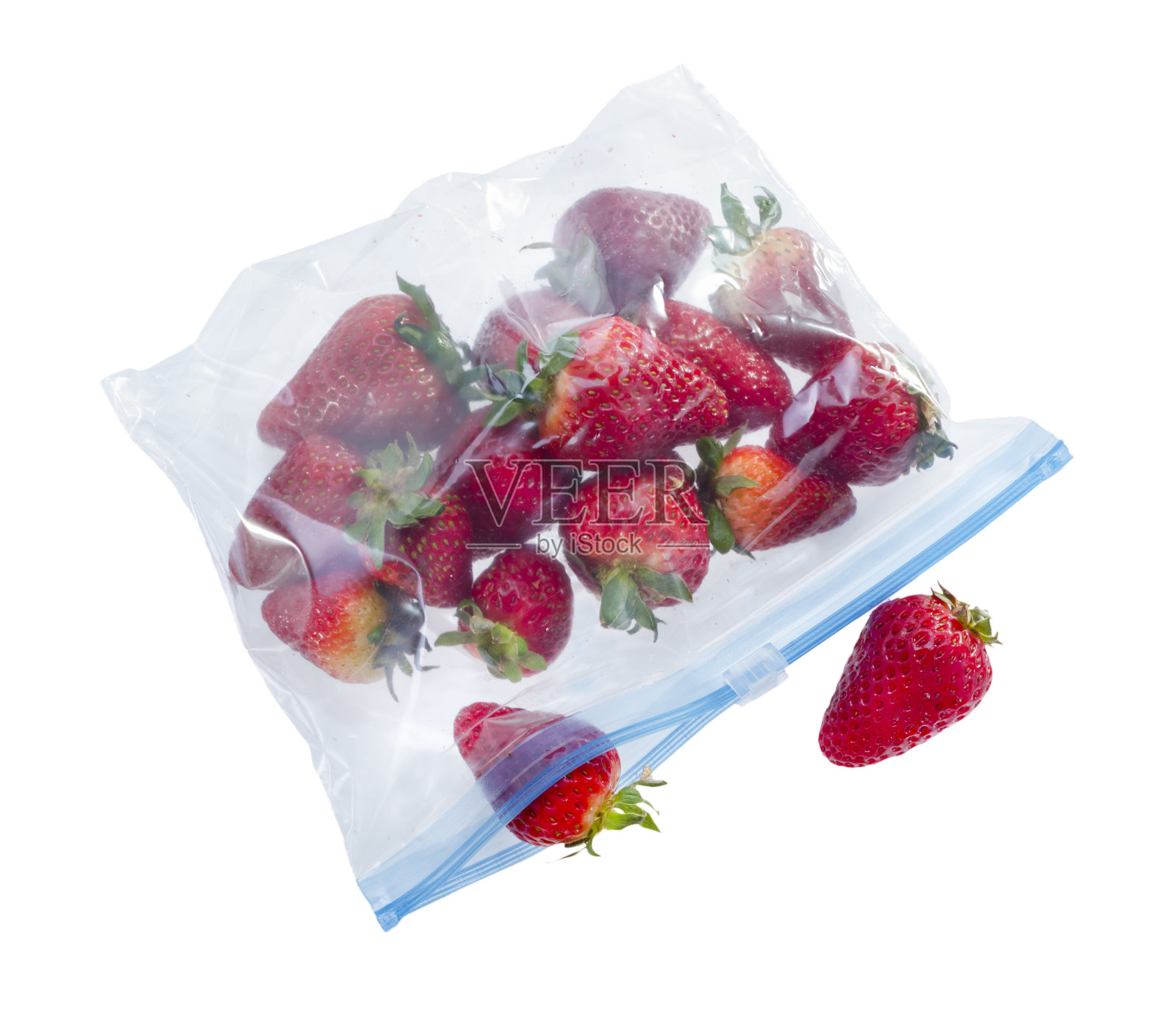 草莓装在透明塑料袋里照片摄影图片