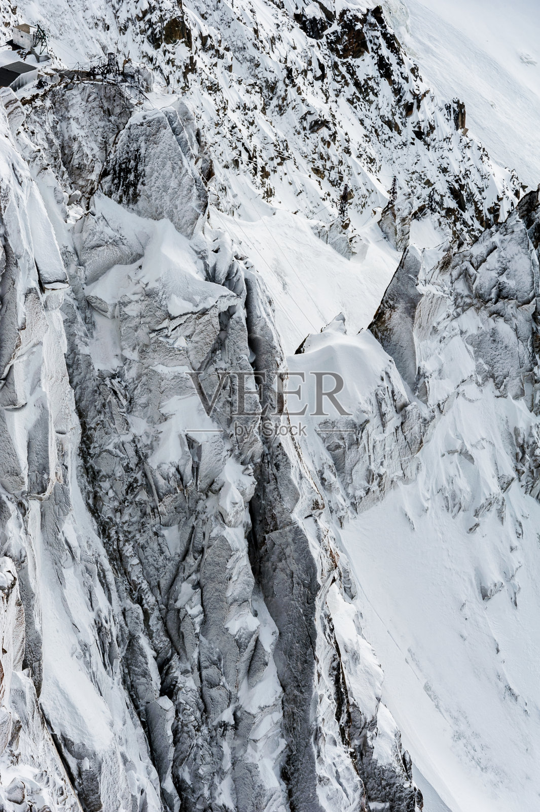 冬天冰雪覆盖着悬崖和冰川裂缝照片摄影图片