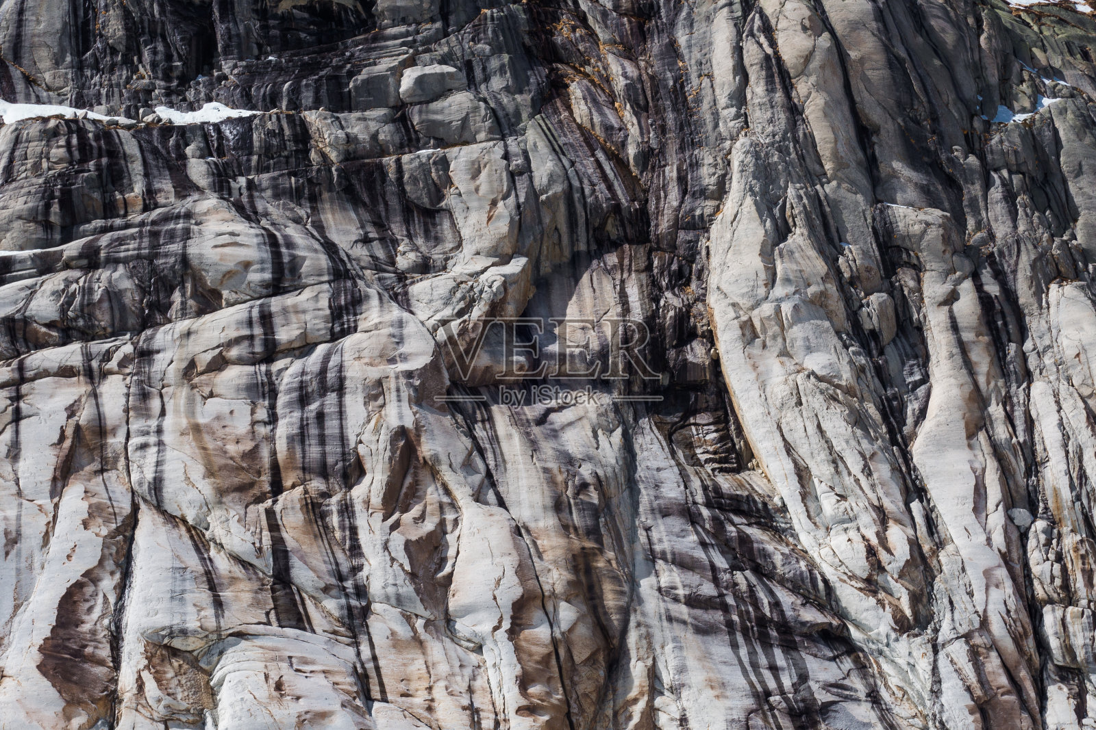 被侵蚀开裂的花岗岩悬崖在多个灰色阴影照片摄影图片