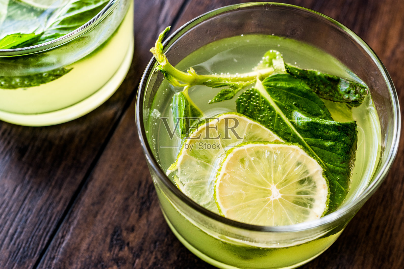 清新的绿色苦柠檬鸡尾酒，加入薄荷叶和酸橙。照片摄影图片