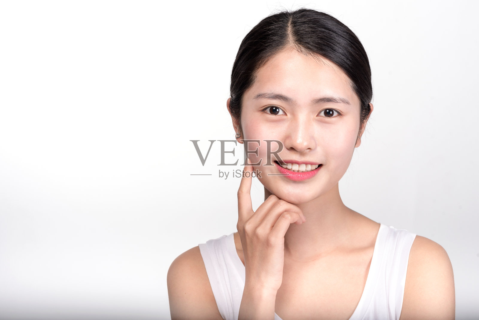 特写年轻的亚洲女人的脸与干净的皮肤照片摄影图片