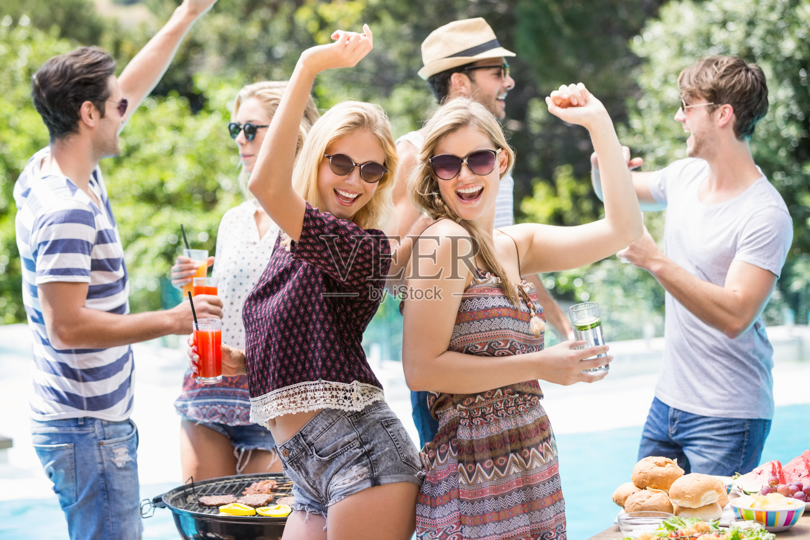 一群朋友在户外烧烤聚会上跳舞照片摄影图片
