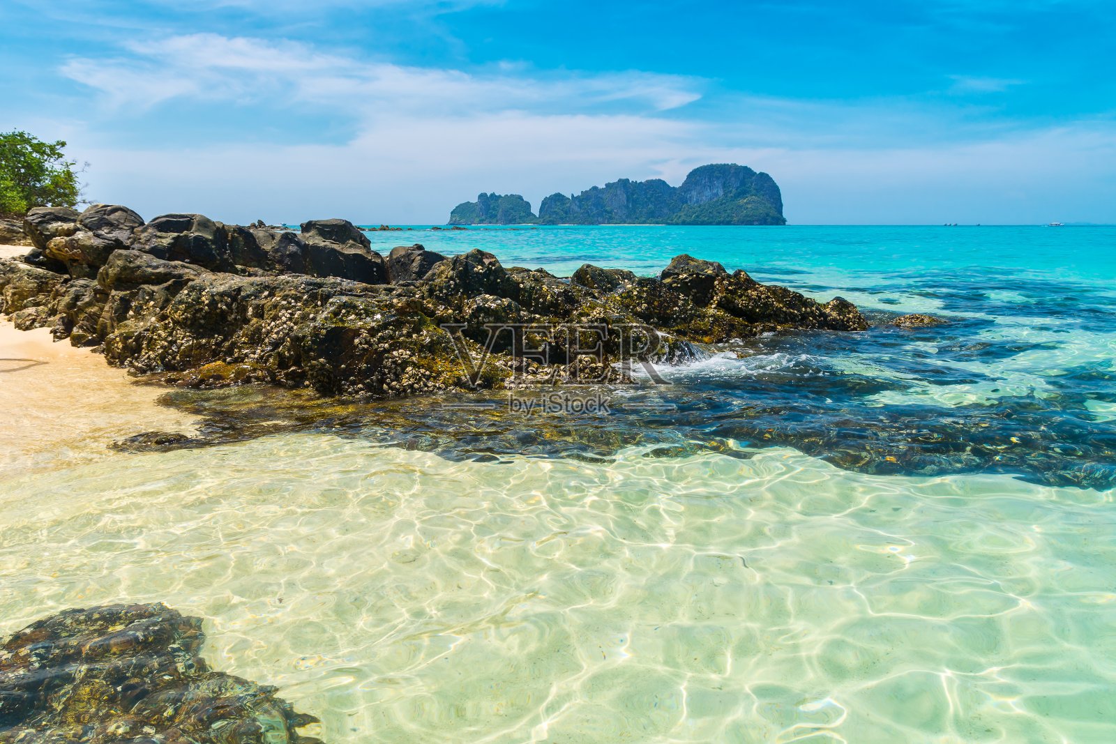 令人惊叹的美丽的岛屿与透明的绿松石水在前景。位置:竹岛，甲米省，泰国，安达曼海。艺术照片。美丽的世界。照片摄影图片