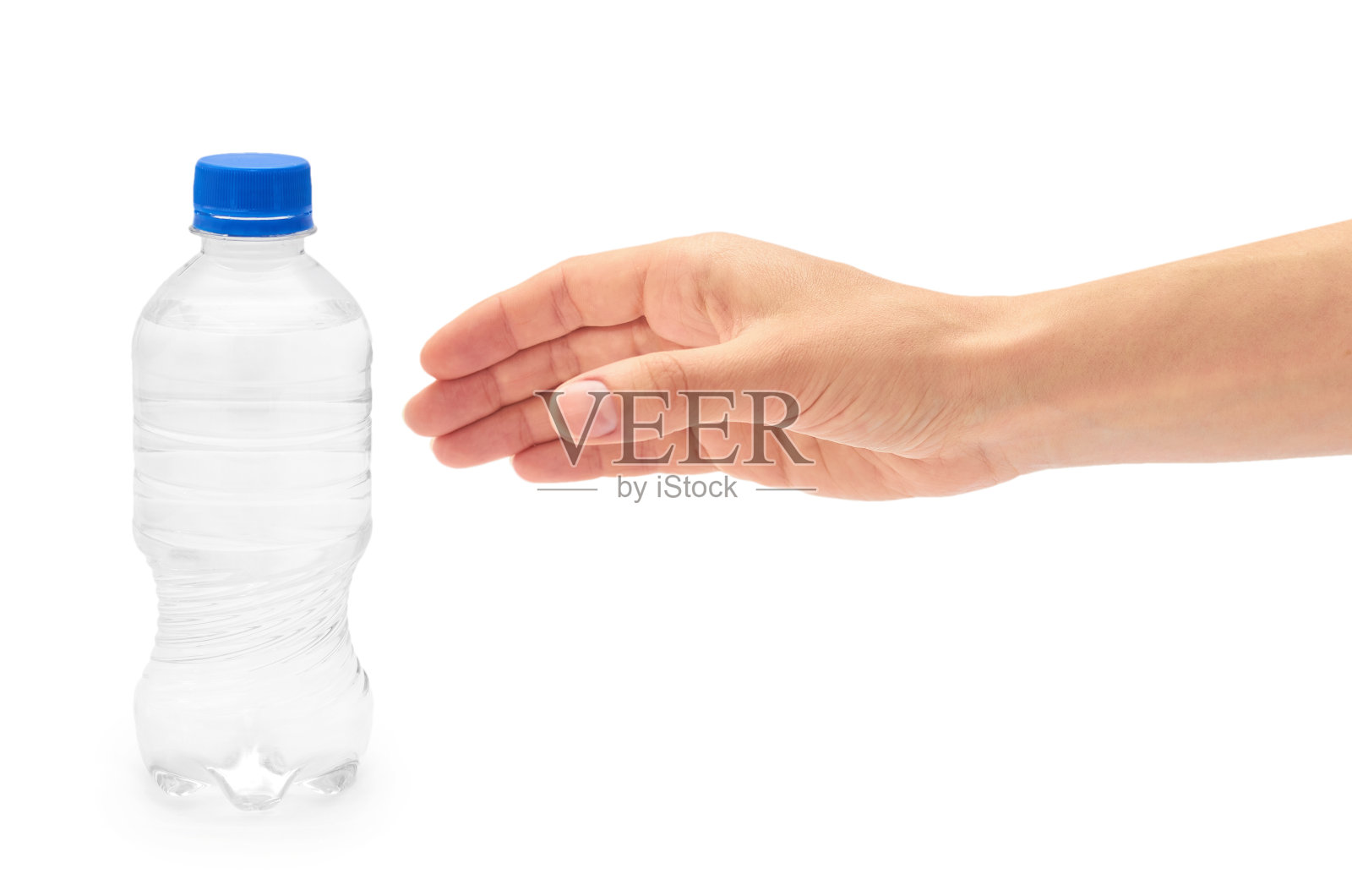 女性手里拿着装在塑料瓶里的干净淡水。在白色背景上隔离照片摄影图片