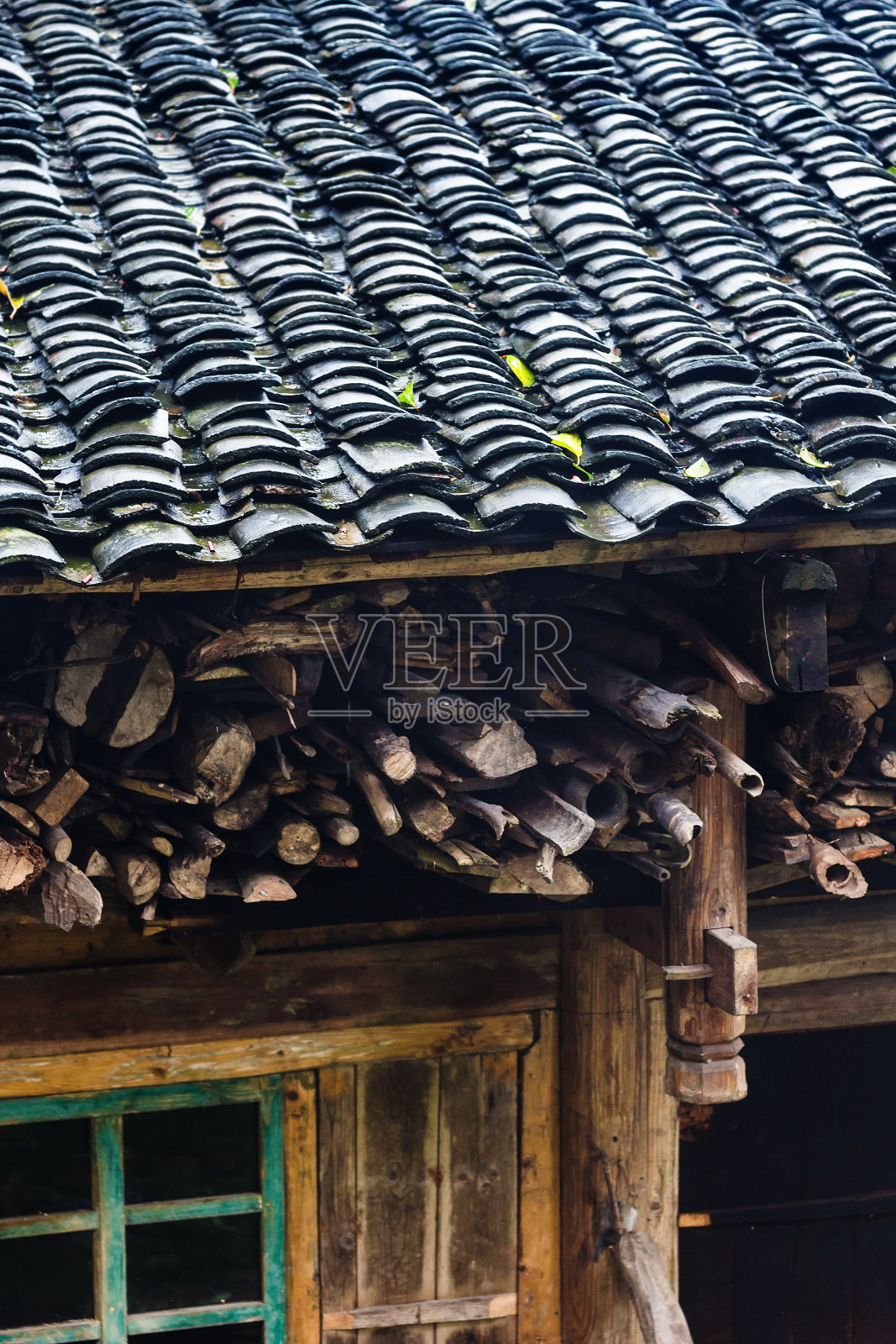 春雨中乡村房屋的湿屋顶照片摄影图片