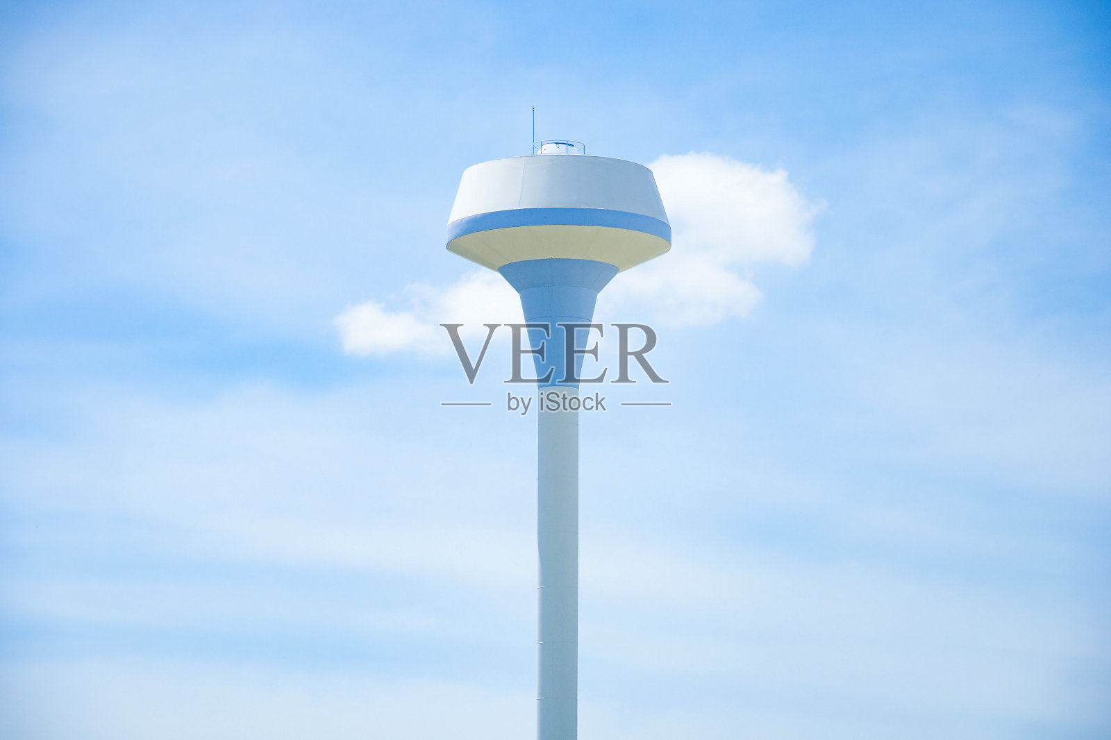 一座典型的水塔耸立在这座小城的蓝天下照片摄影图片