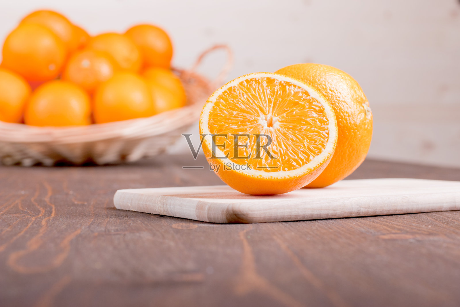 切成熟透美味可口的橙子，放在切菜板上，棕色照片摄影图片
