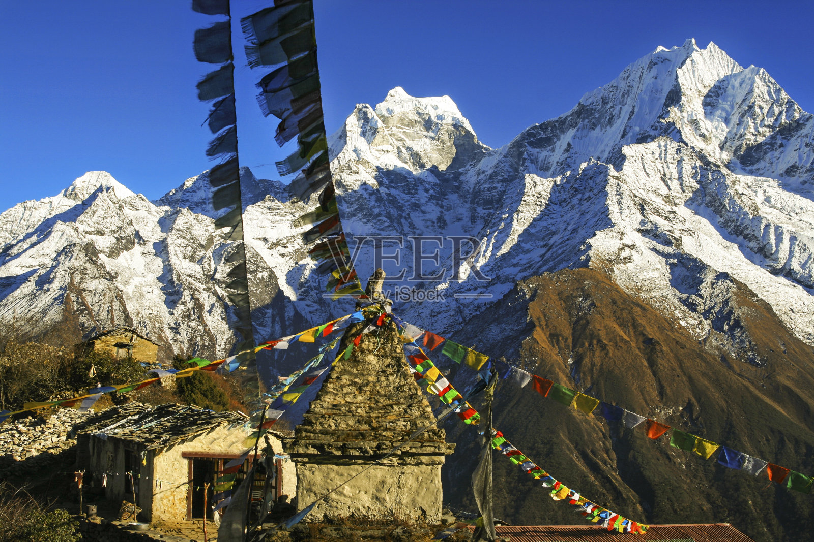 雪人小屋尼泊尔喜马拉雅山脉祈祷旗照片摄影图片