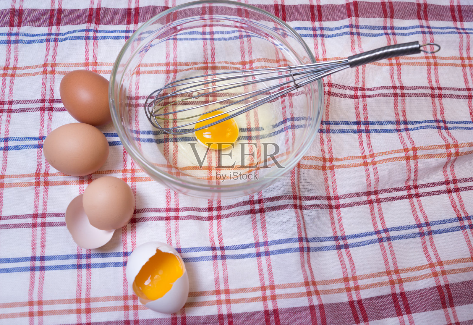 厨房里碗里的破鸡蛋照片摄影图片