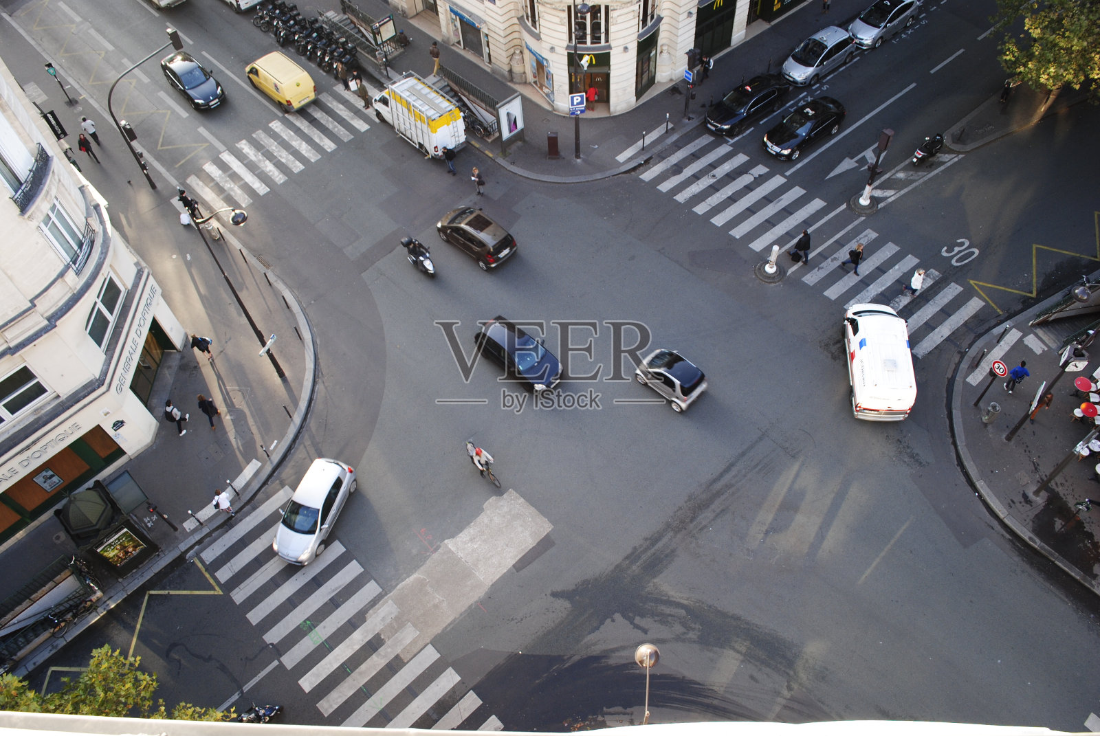 在巴黎有四个路口有汽车照片摄影图片