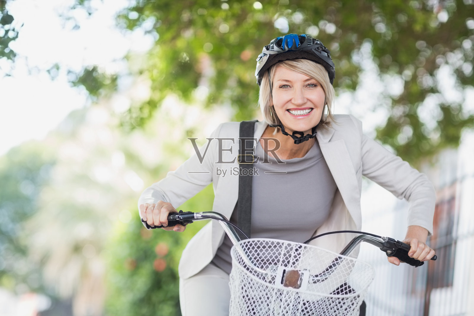 欢快的女商人骑着自行车的肖像照片摄影图片