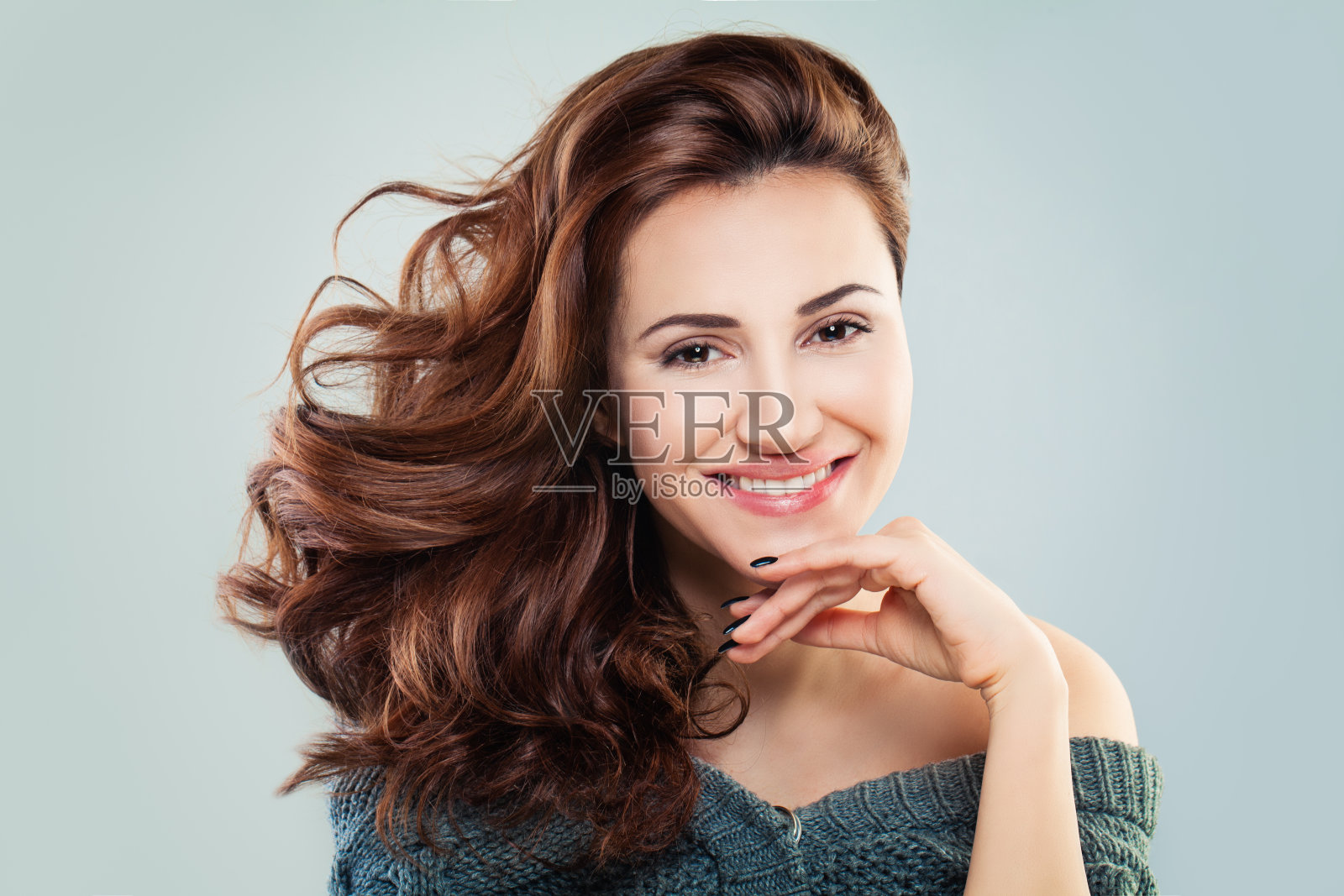 快乐红发女人时尚模特可爱的微笑，时尚美女肖像照片摄影图片