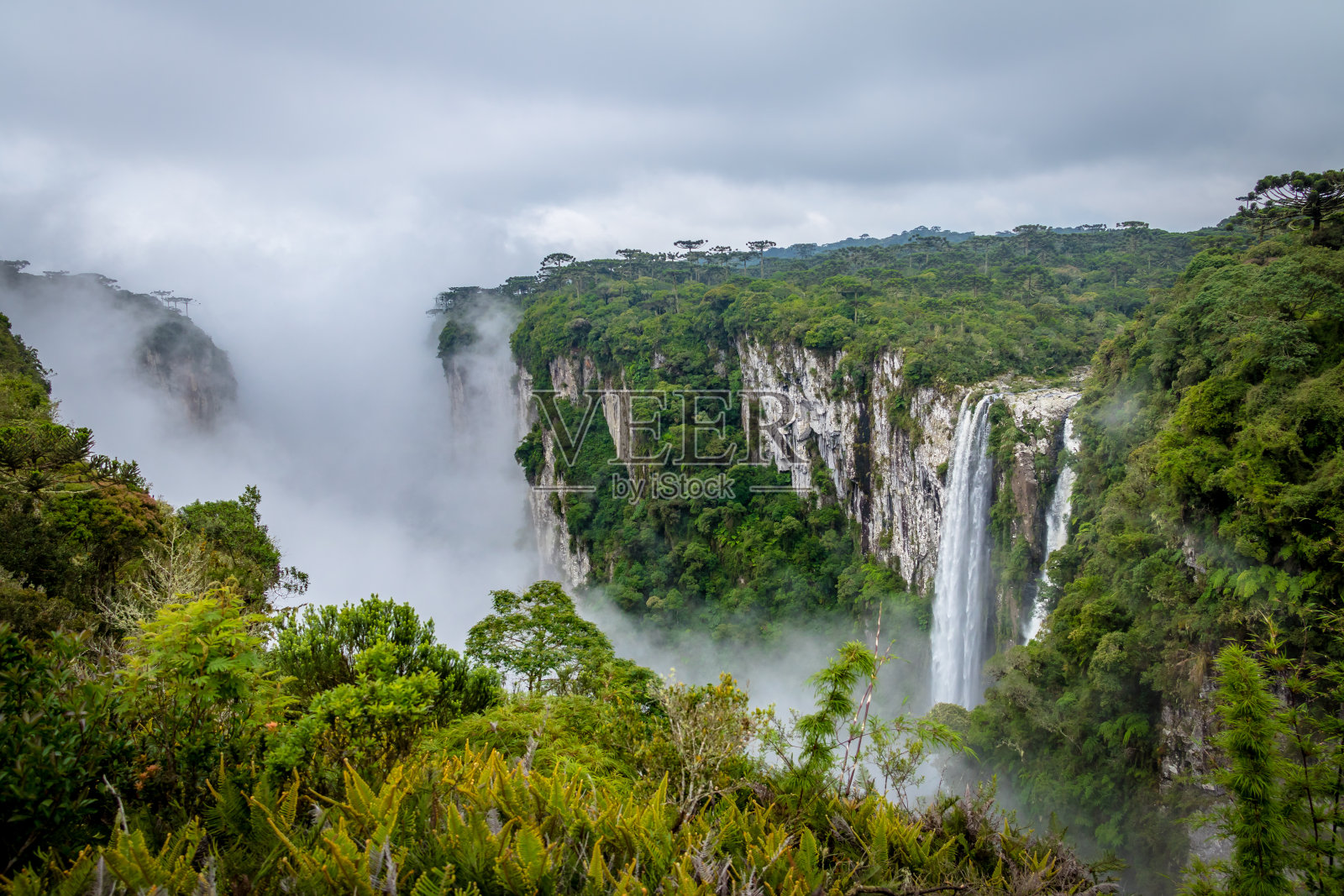 巴西南大河湾南坎巴拉国家公园伊塔姆贝西尼奥峡谷瀑布照片摄影图片