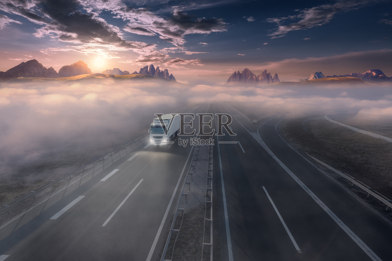 在田园诗般的阳光明媚的早晨，孤独的卡车行驶在雾蒙蒙的高速公路上照片摄影图片
