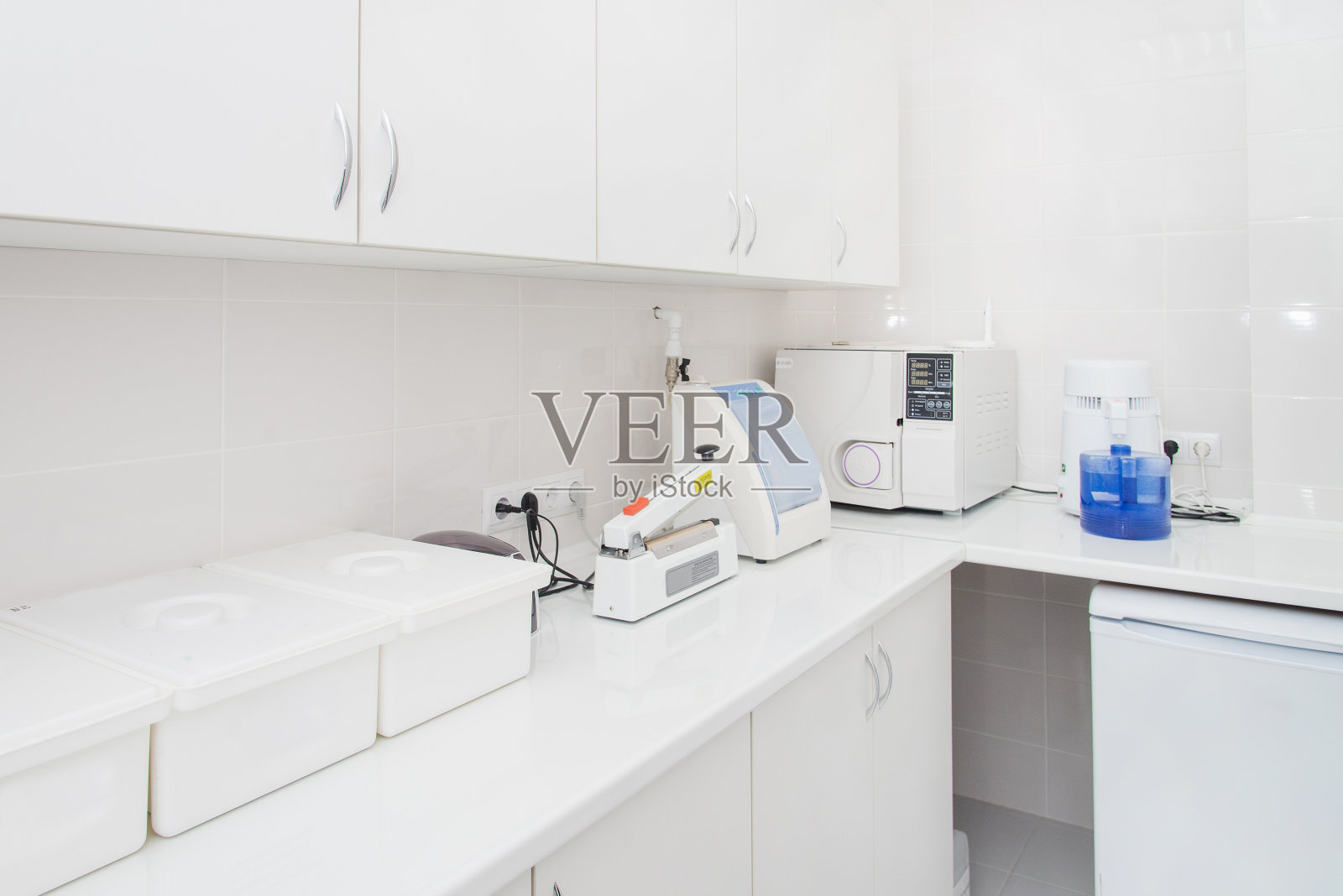 牙科灭菌科内部，现代化的实验室洗涤、清洁和灭菌机。照片摄影图片