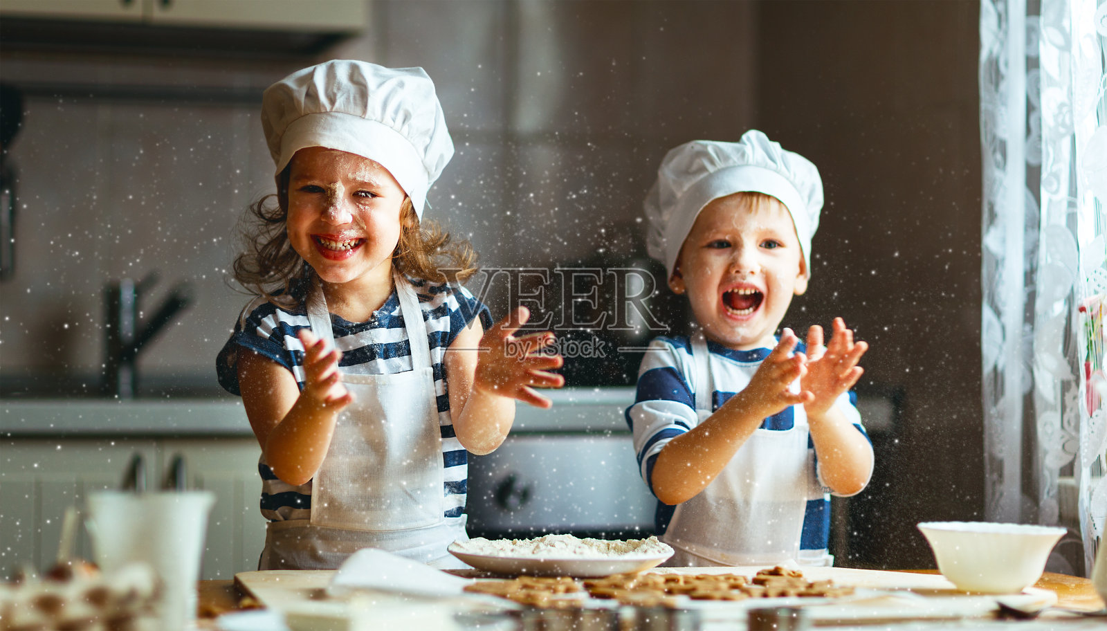 快乐的家庭，有趣的孩子在厨房烤饼干照片摄影图片