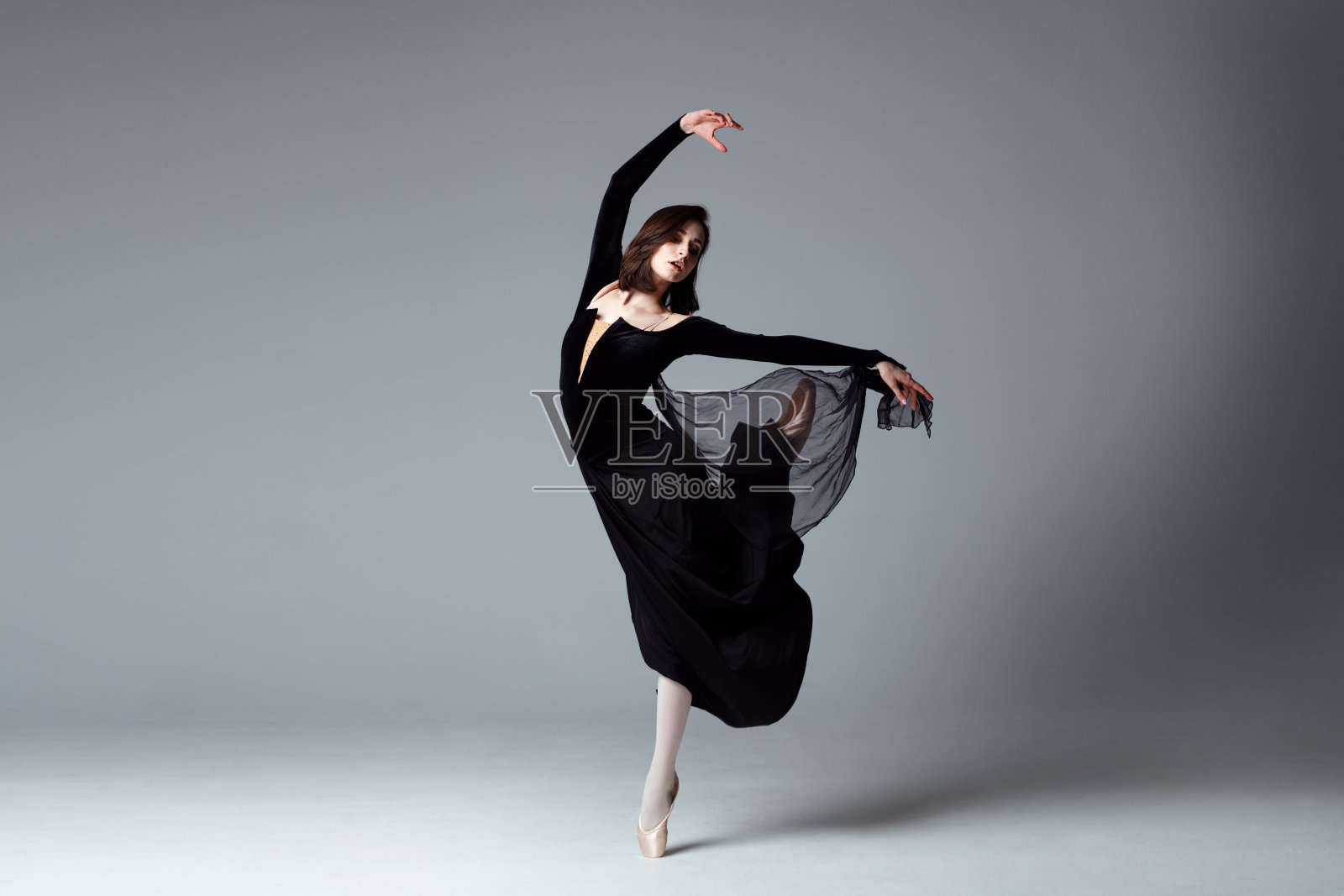 穿着黑色长裙的苗条芭蕾舞者照片摄影图片