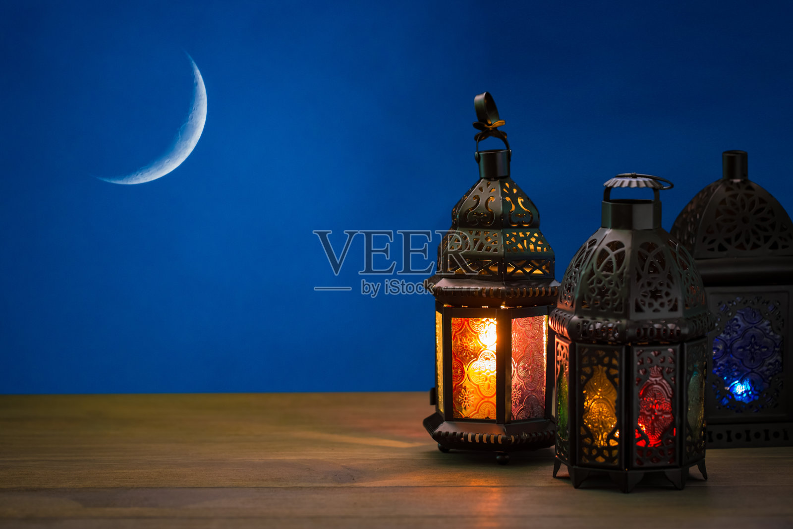 斋月斋月的穆斯林节日。美丽的背景与闪光的灯笼Fanus。为你的文本留出空间。照片摄影图片