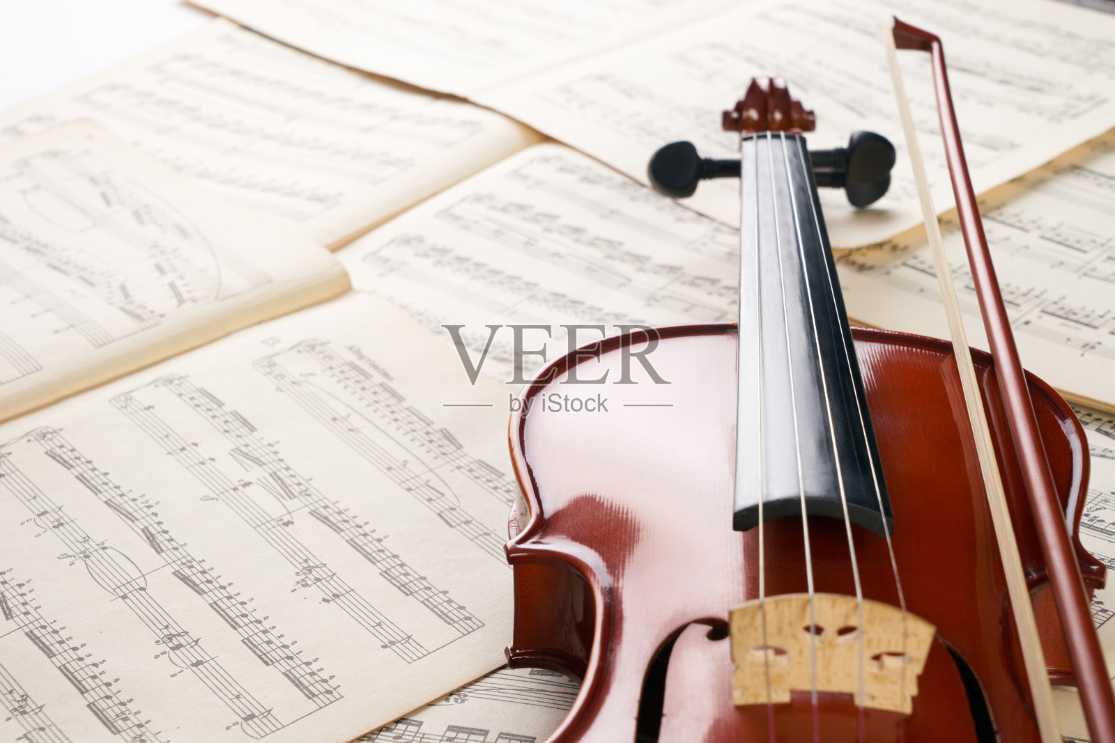 特写照片的古董小提琴与弓和音符。照片摄影图片