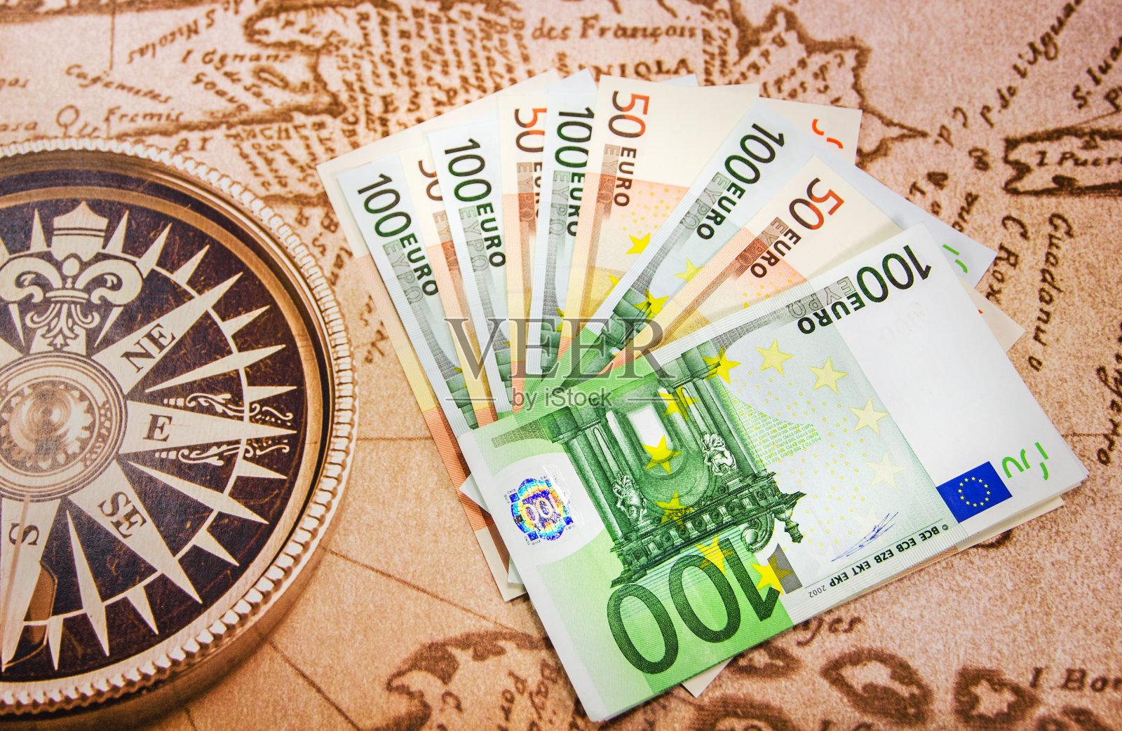 欧元钞票在地图上的特写照片摄影图片