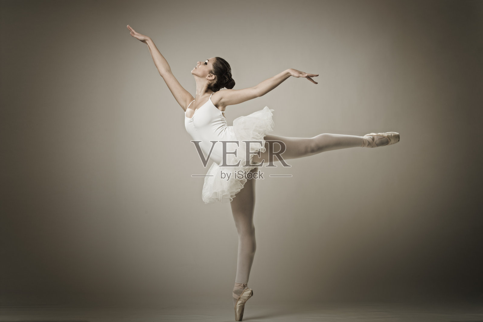 芭蕾舞演员摆芭蕾舞姿势的肖像照片摄影图片