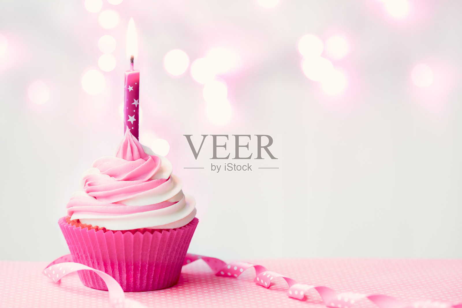 粉红色的生日蛋糕照片摄影图片