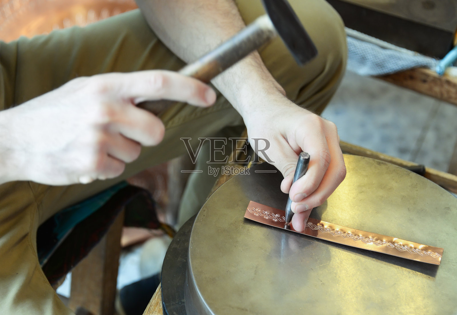 工匠制作铜手镯照片摄影图片