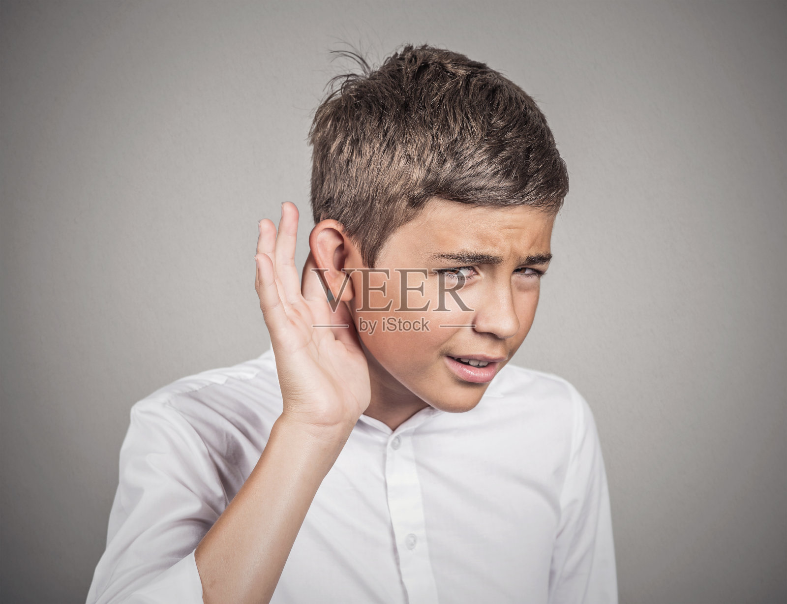 帅哥偷偷偷听私人谈话，用手捂着耳朵做手势照片摄影图片
