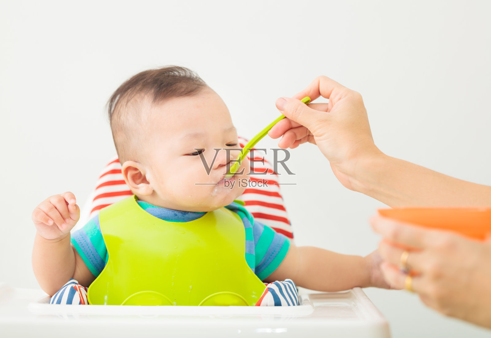 婴儿在椅子上吃东西照片摄影图片