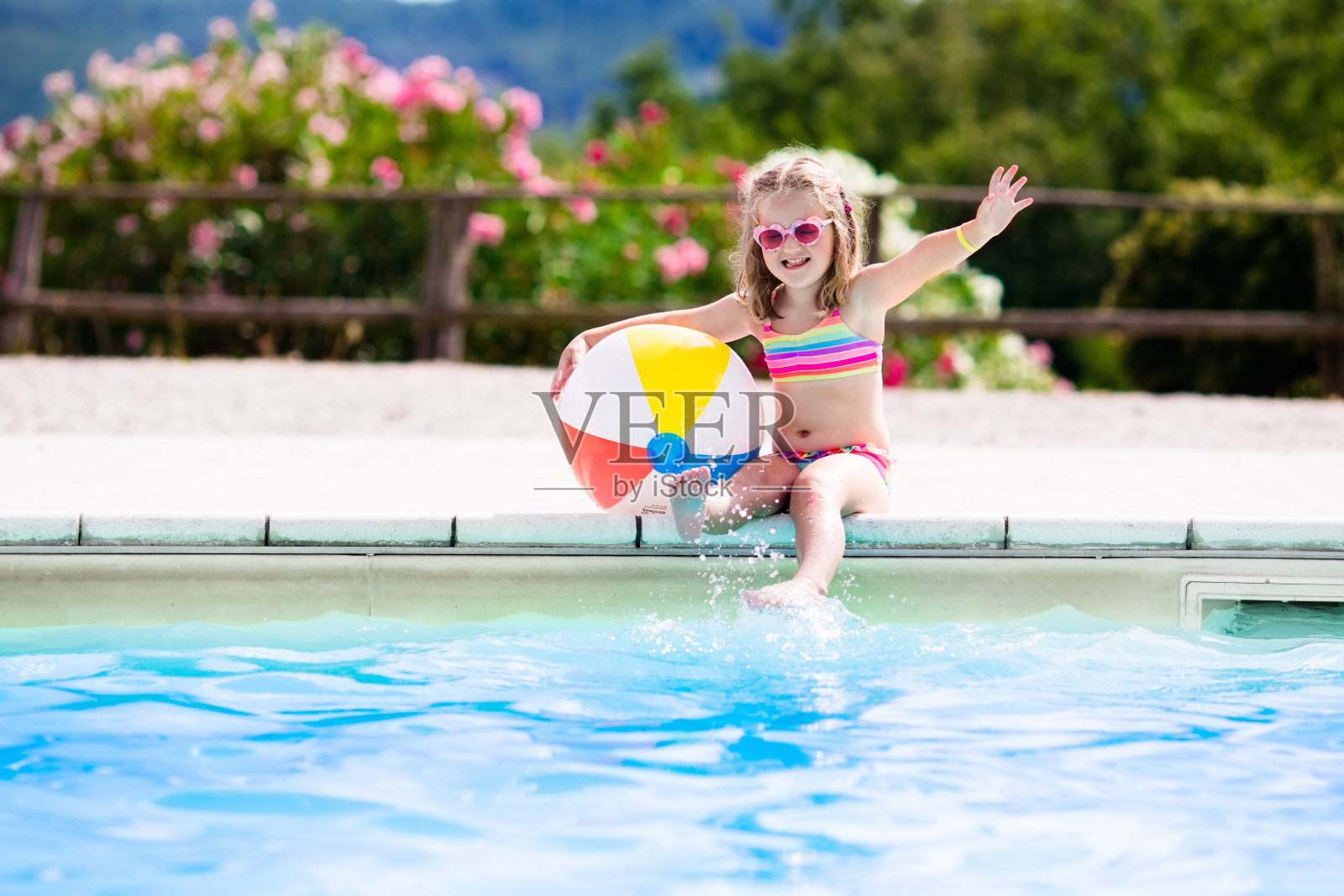暑假里孩子在游泳池里照片摄影图片