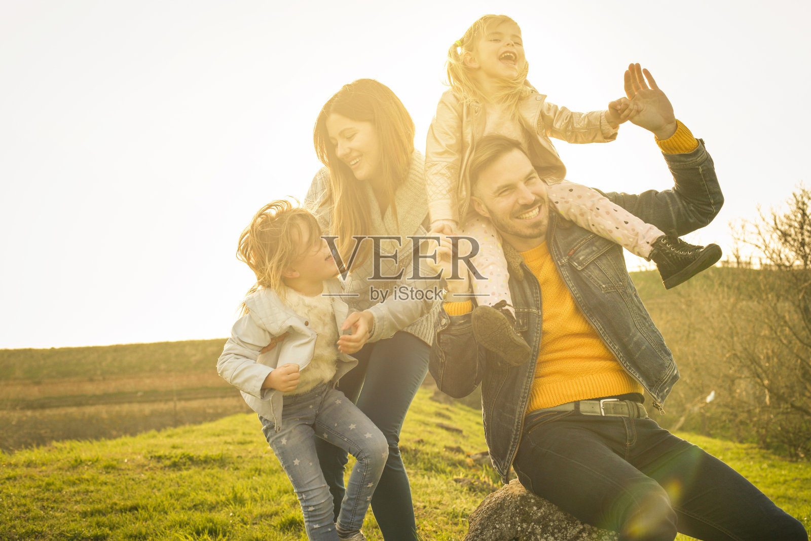 快乐的家庭在公园里。照片摄影图片