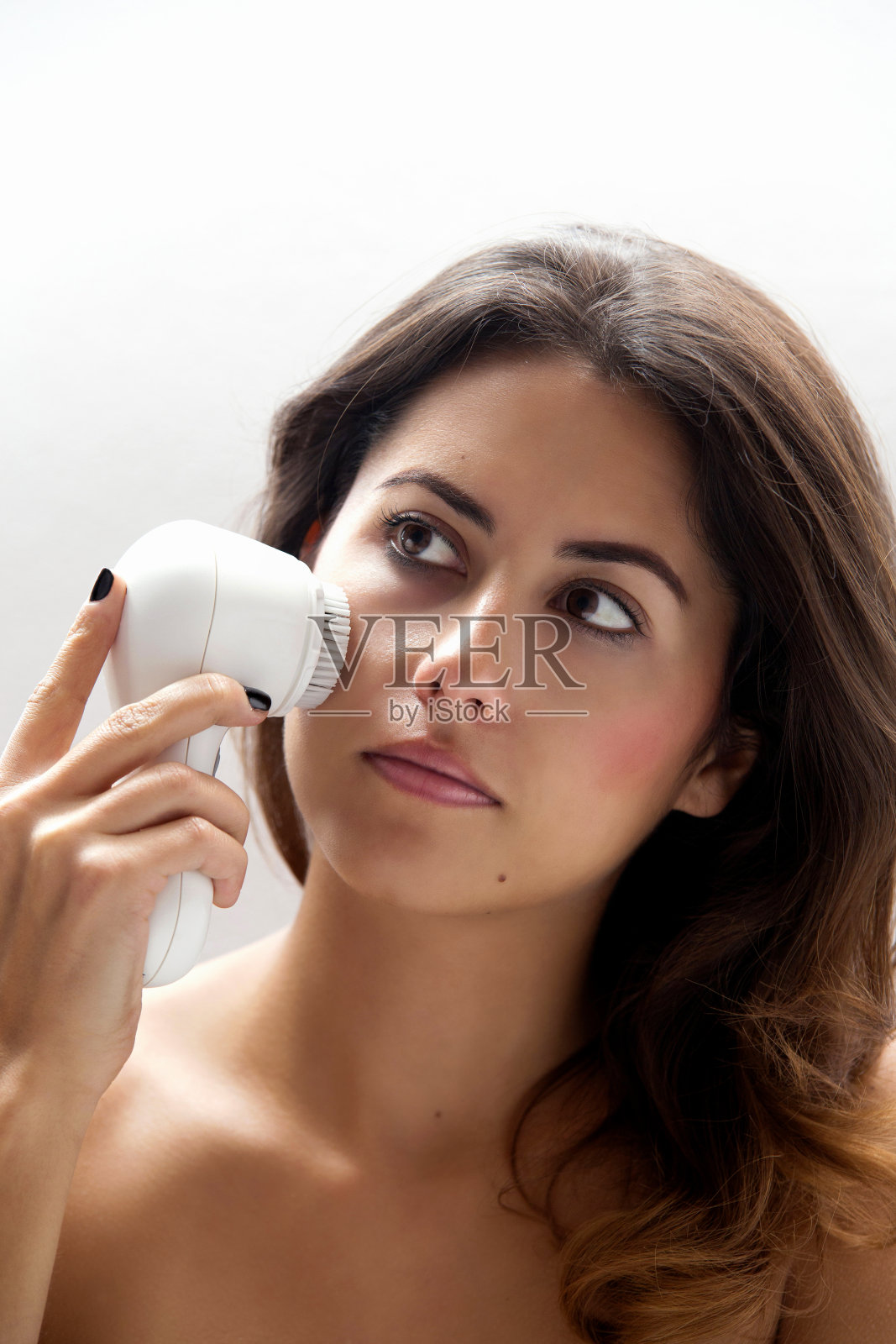 女人用刷子在洗脸照片摄影图片