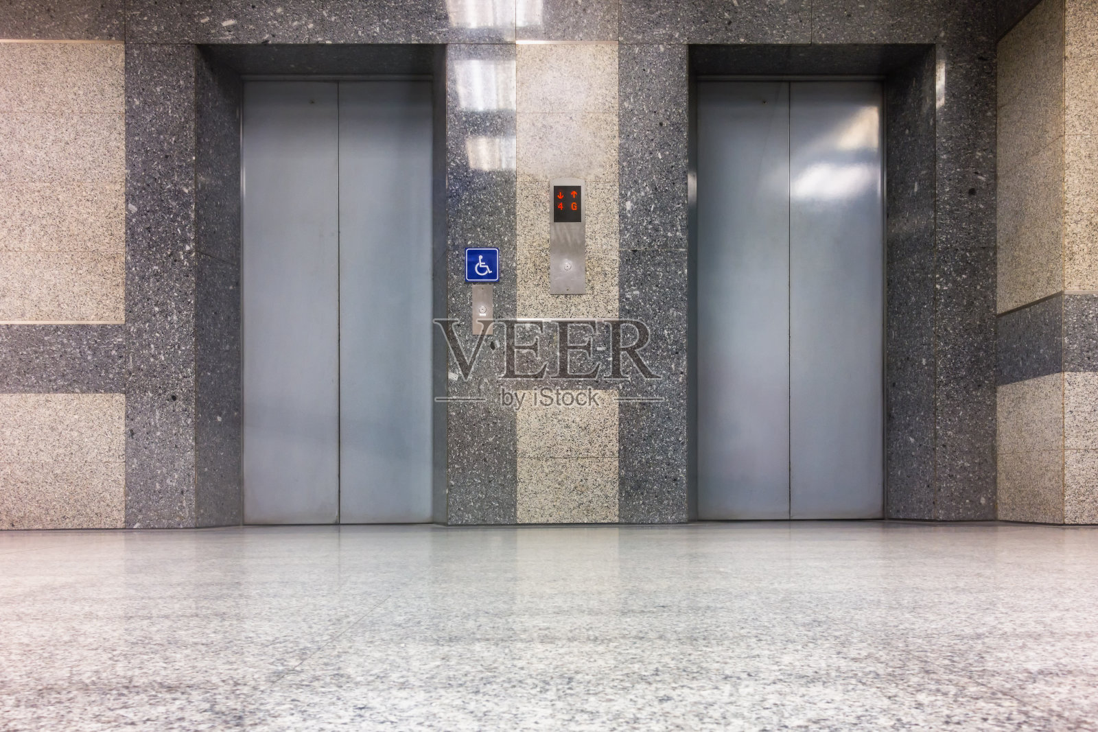 一个地下地铁站的电梯。照片摄影图片
