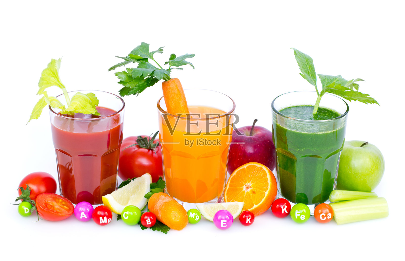 红色、橙色和绿色的新鲜果汁，周围环绕着水果照片摄影图片