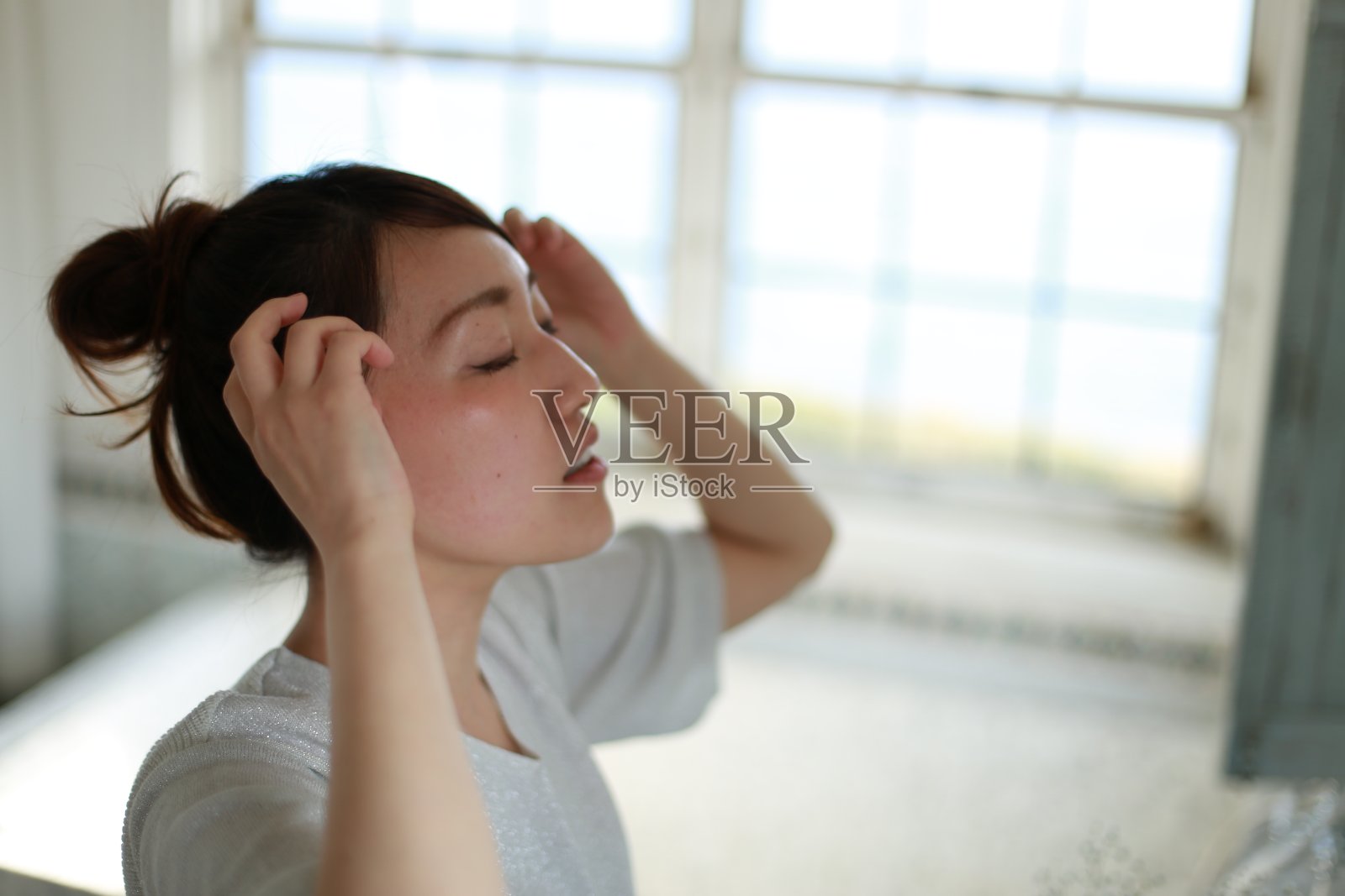 出かける支度をする日本人女性照片摄影图片