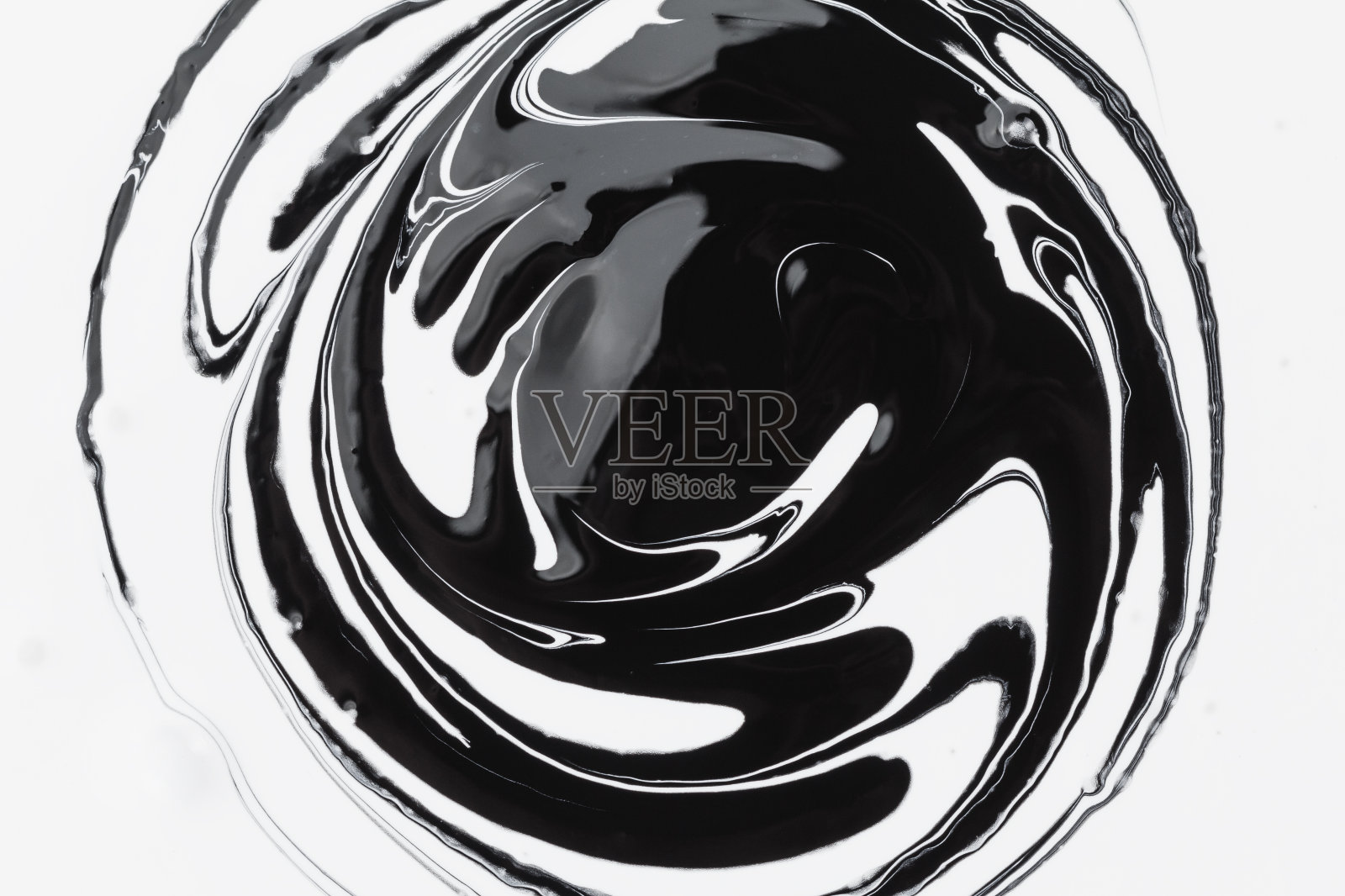 抽象背景，白色和黑色的矿物油油漆上的水照片摄影图片