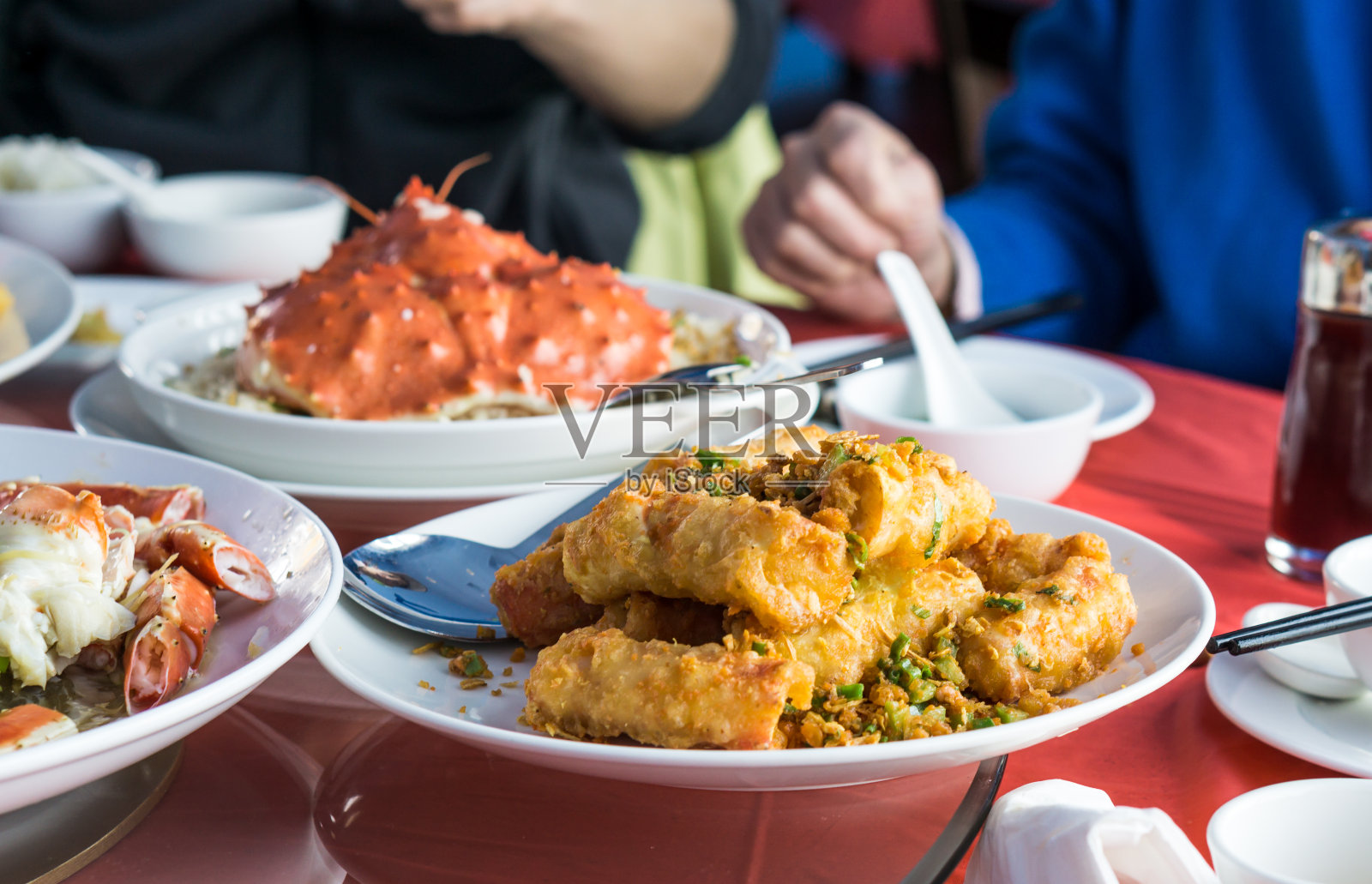 人们在中国餐馆吃中国菜照片摄影图片