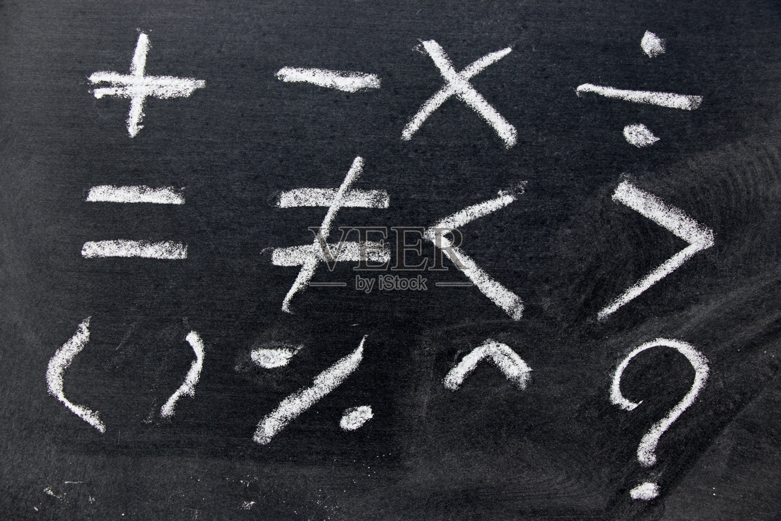 用白色粉笔在黑板背景上画的一组基本数学符号照片摄影图片