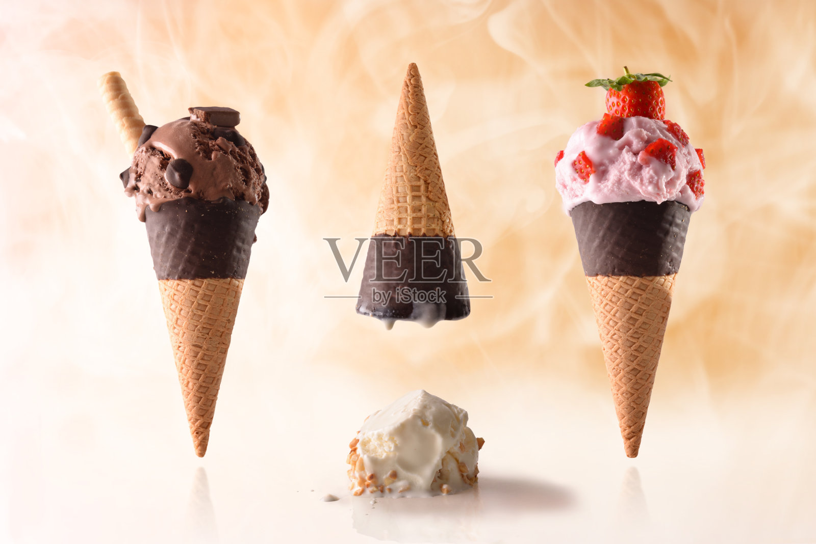 三个不同口味的冰淇淋甜筒，夏天的乐趣照片摄影图片