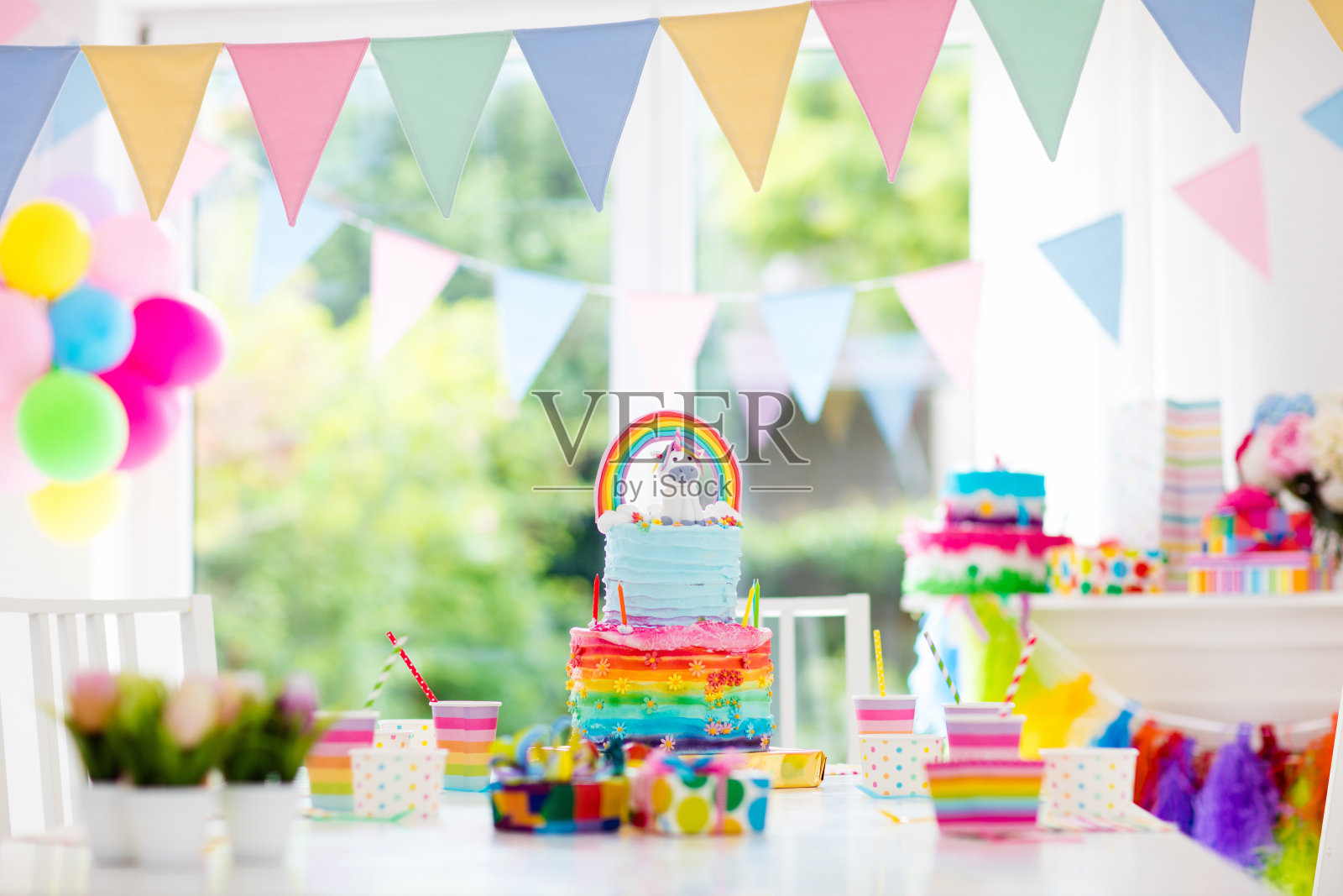 孩子生日派对的装饰和蛋糕照片摄影图片