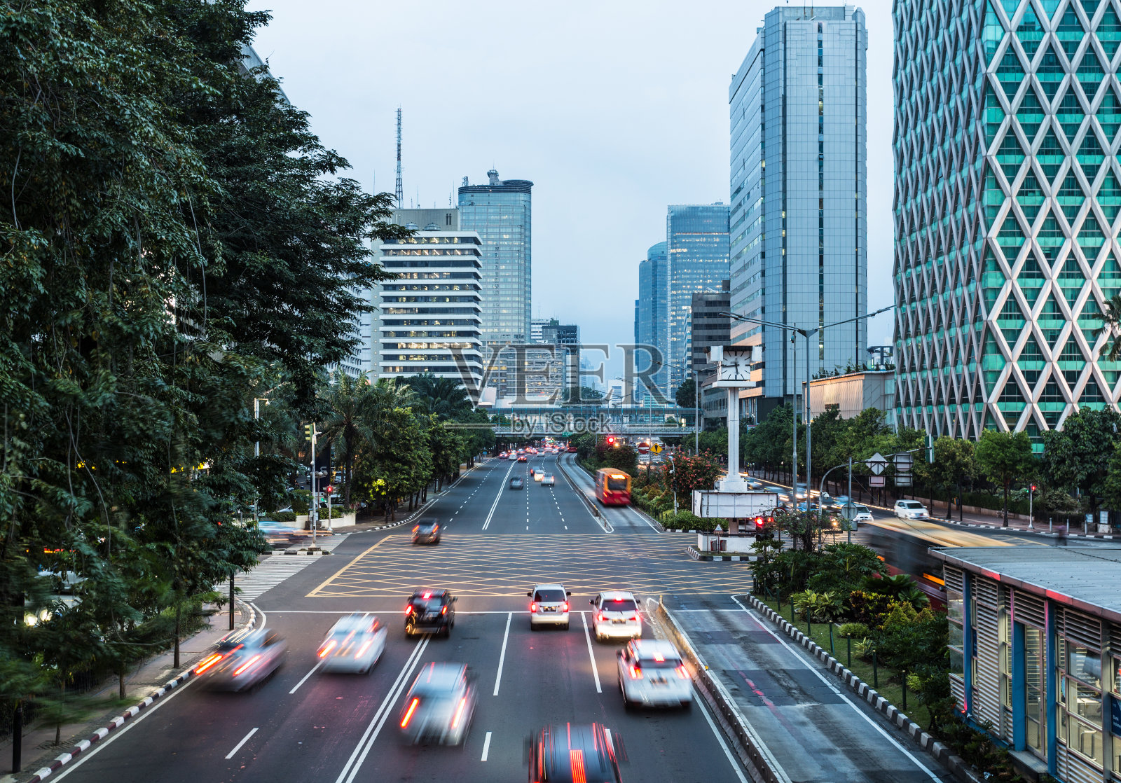 印度尼西亚雅加达主干道上的交通灯轨迹照片摄影图片