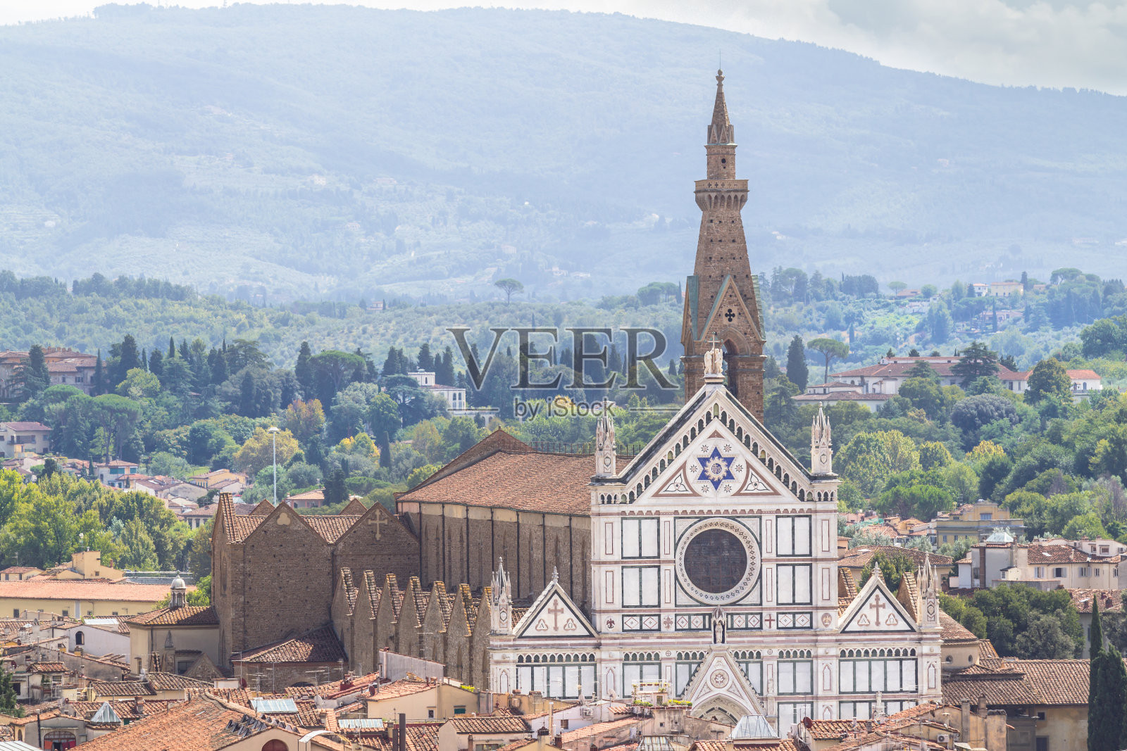 意大利佛罗伦萨圣十字教堂和老城的全景图照片摄影图片