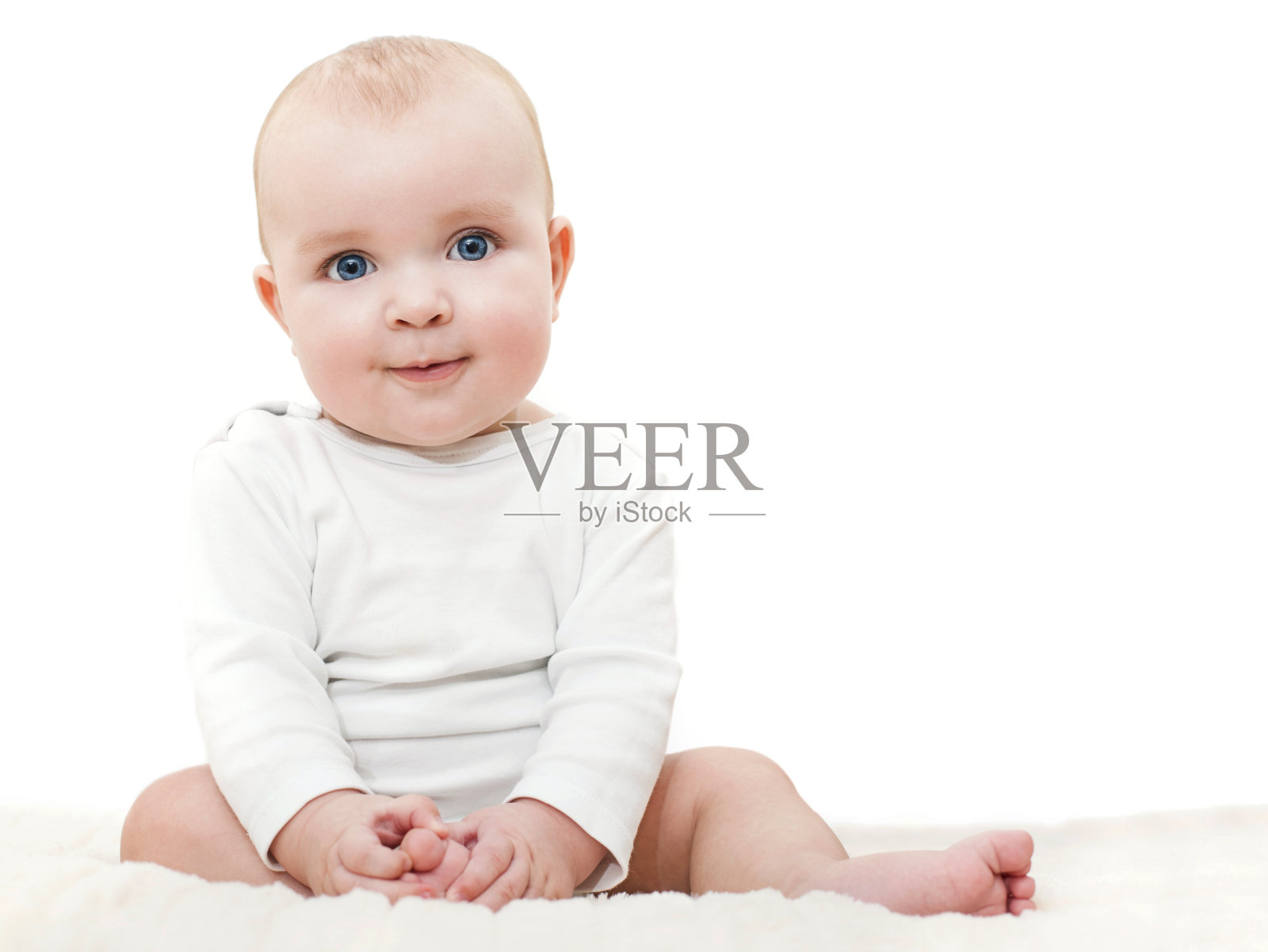 婴儿坐在白色的背景照片摄影图片