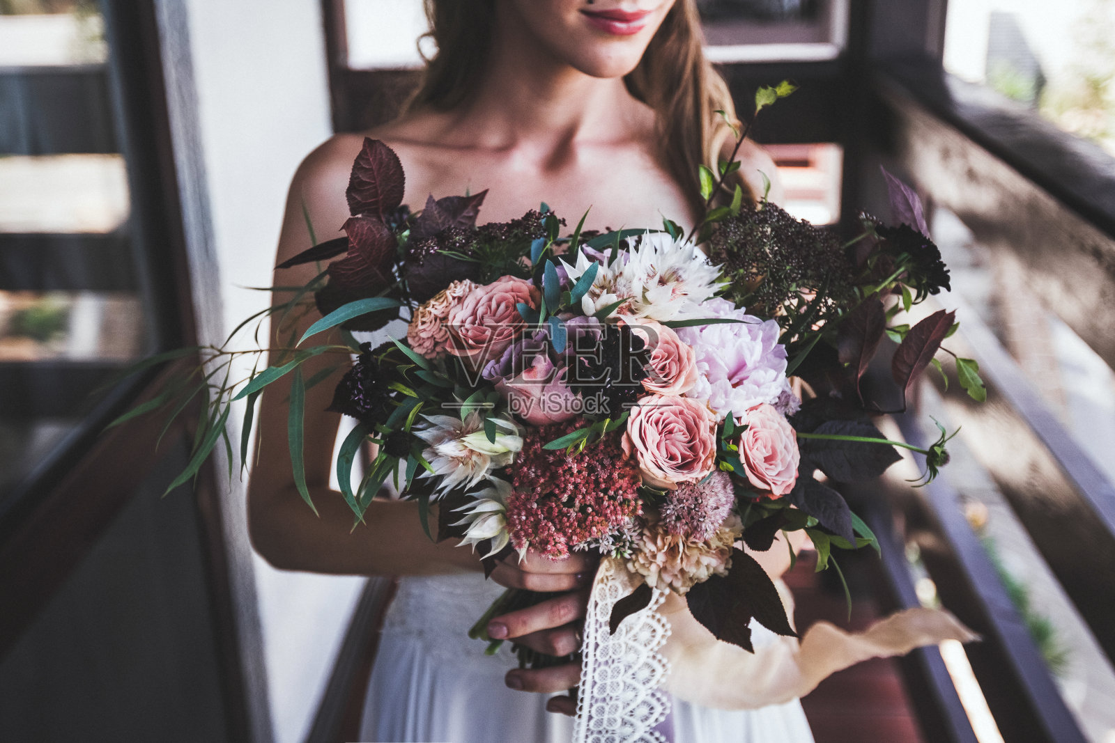 新娘手中奢华的花束。暗色调的乡村风格照片摄影图片