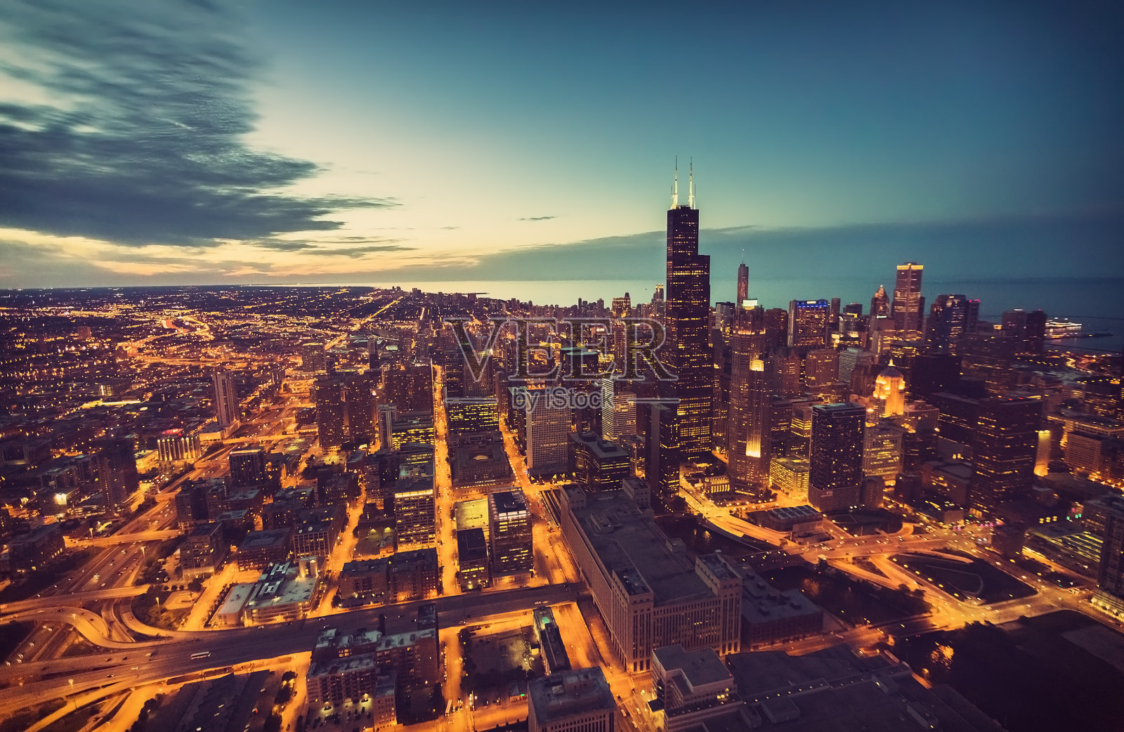 黄昏时分芝加哥市中心的空中鸟瞰图照片摄影图片