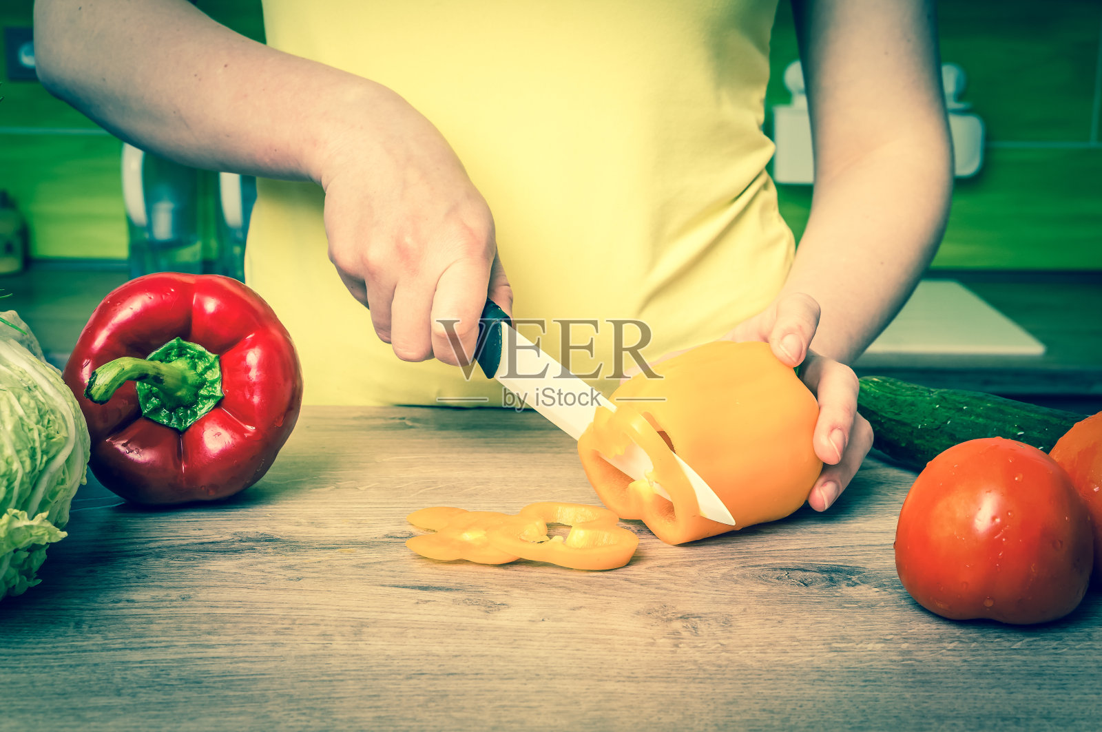 女人切辣椒做沙拉-新鲜蔬菜的概念照片摄影图片