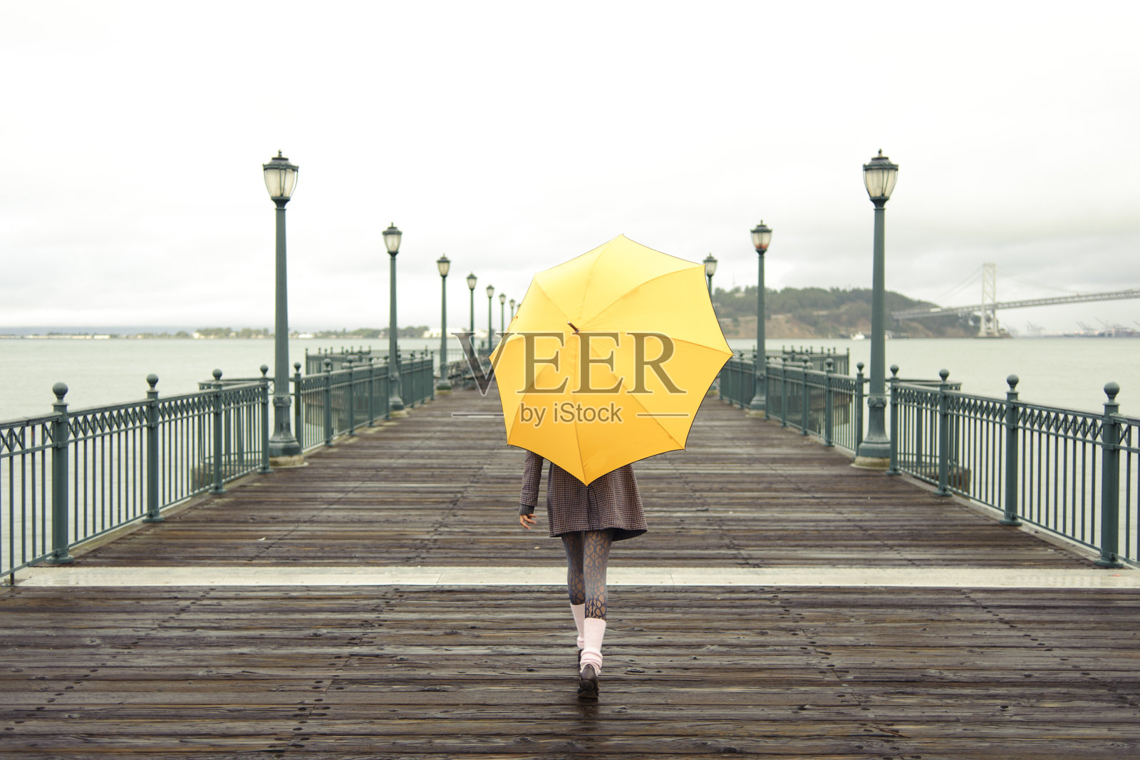 旧金山码头上一个拿着伞的女孩照片摄影图片
