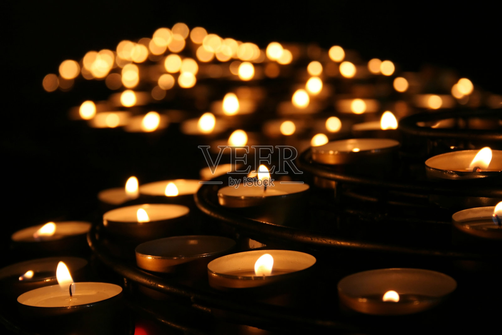 寺庙里点燃的祈祷蜡烛照片摄影图片