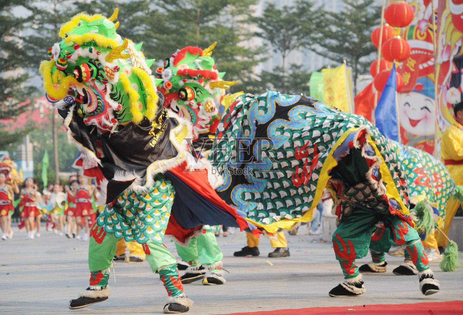 人们表演中国龙狮舞照片摄影图片