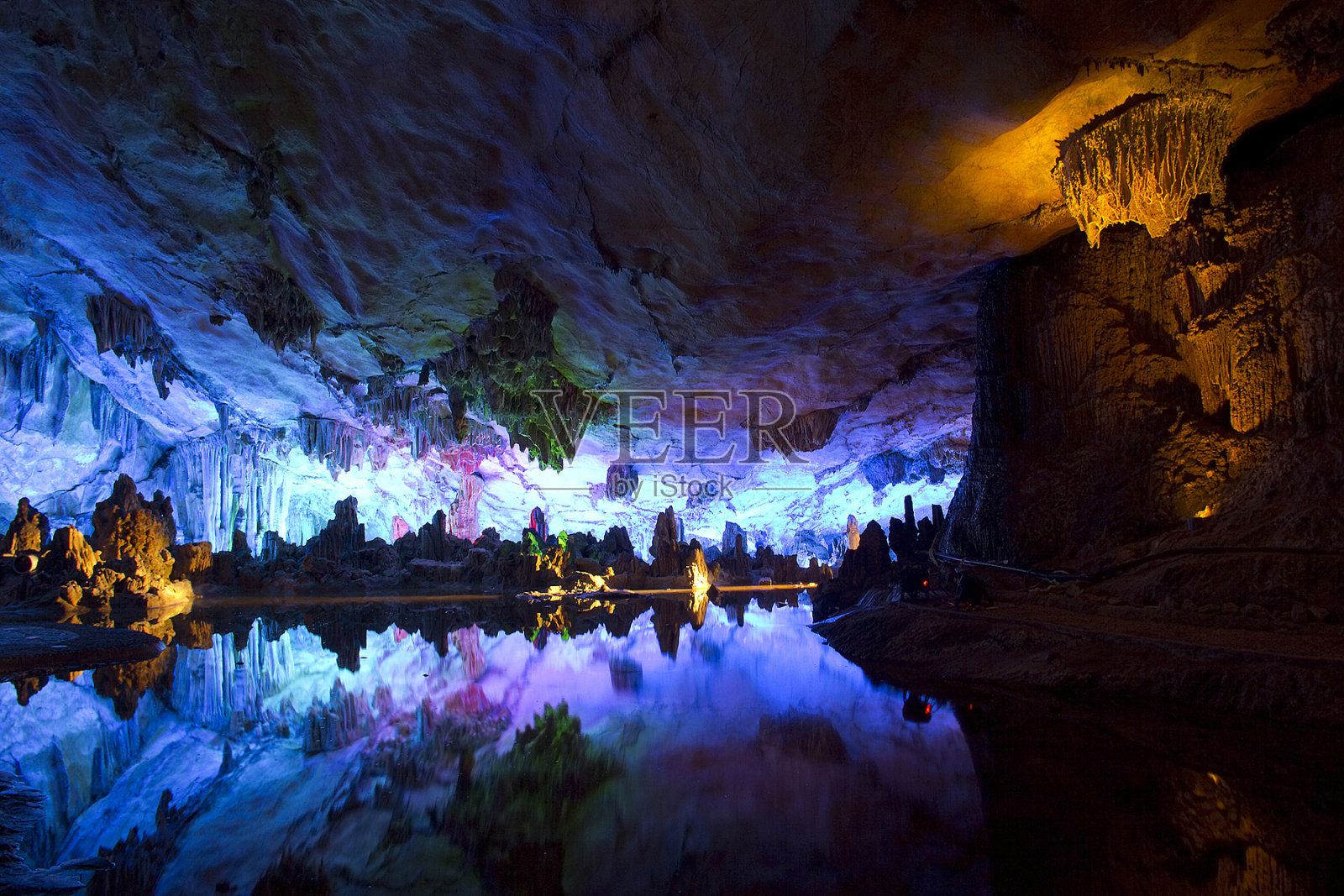 桂林的洞穴和水照片摄影图片